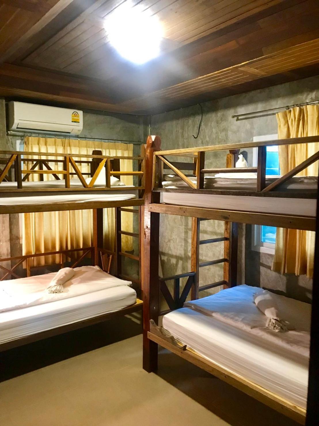 Quadruple Room with Shared Bathroom photo 2