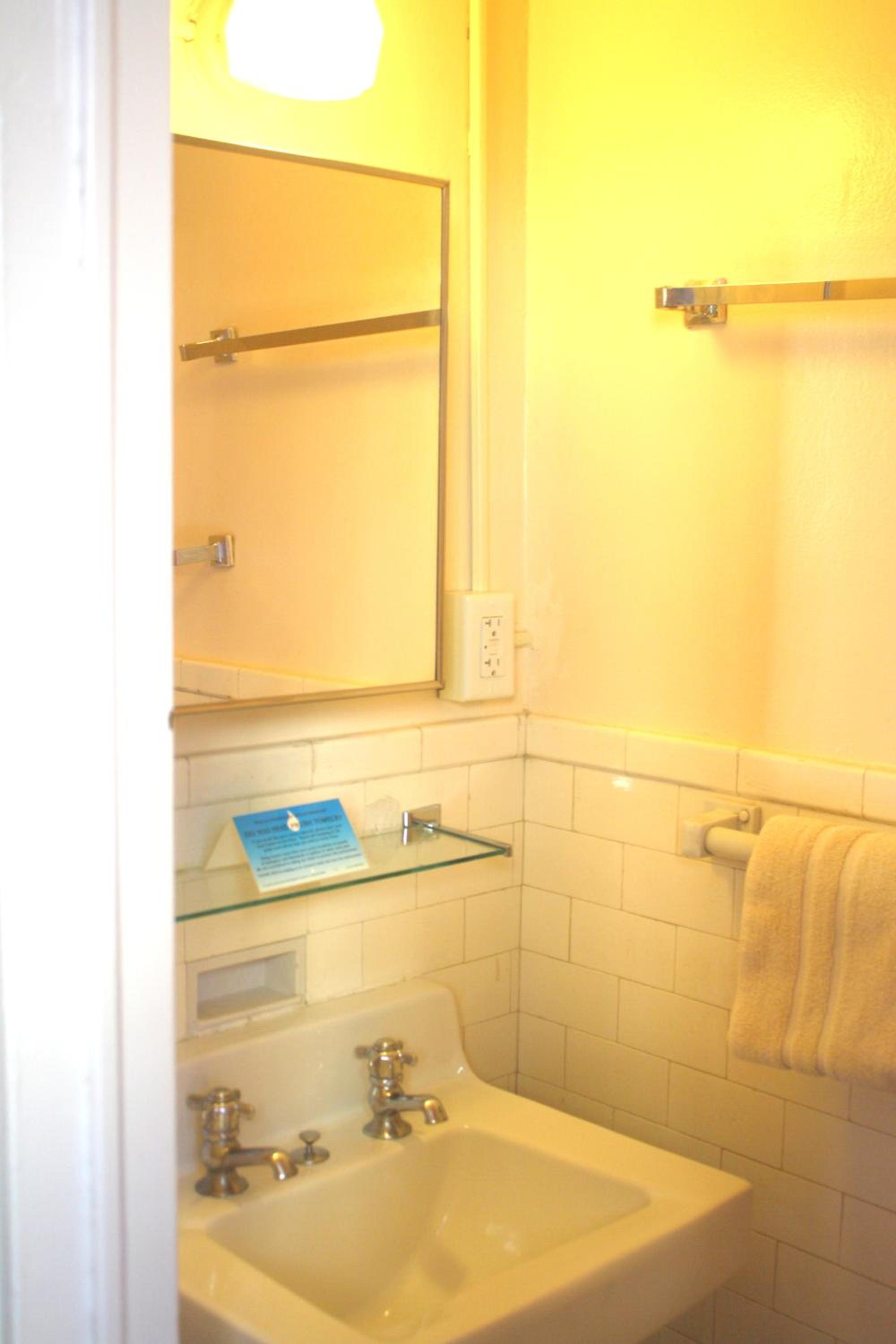 Single Room with Shared Bathroom photo 2
