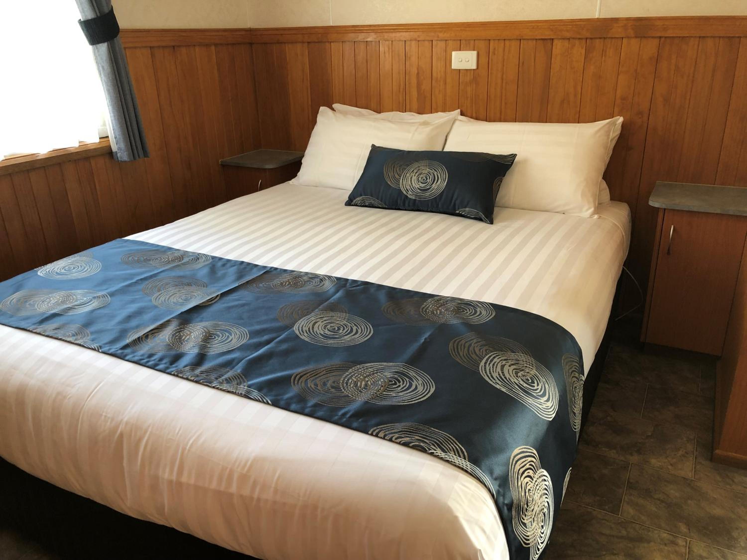 2 Bedroom Deluxe Cabin photo 2