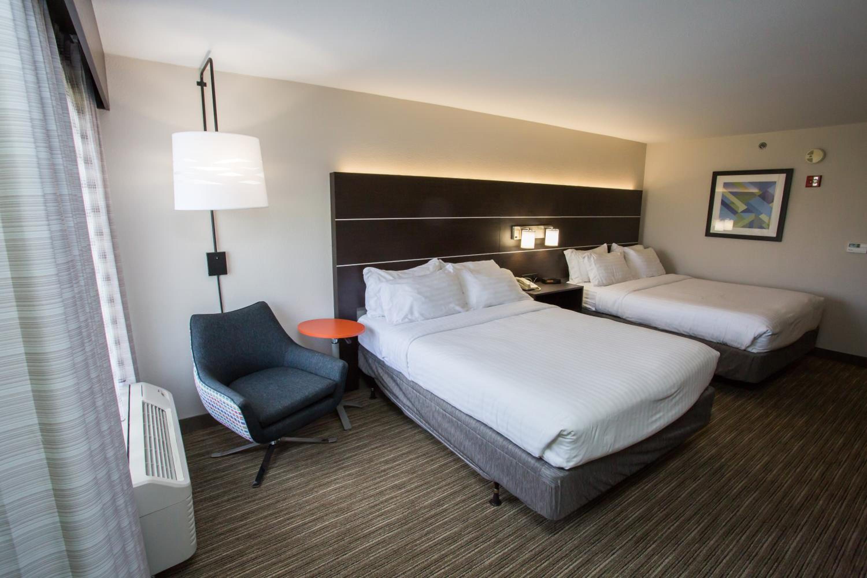 Standard Queen Room with Two Queen Beds - Photo 4