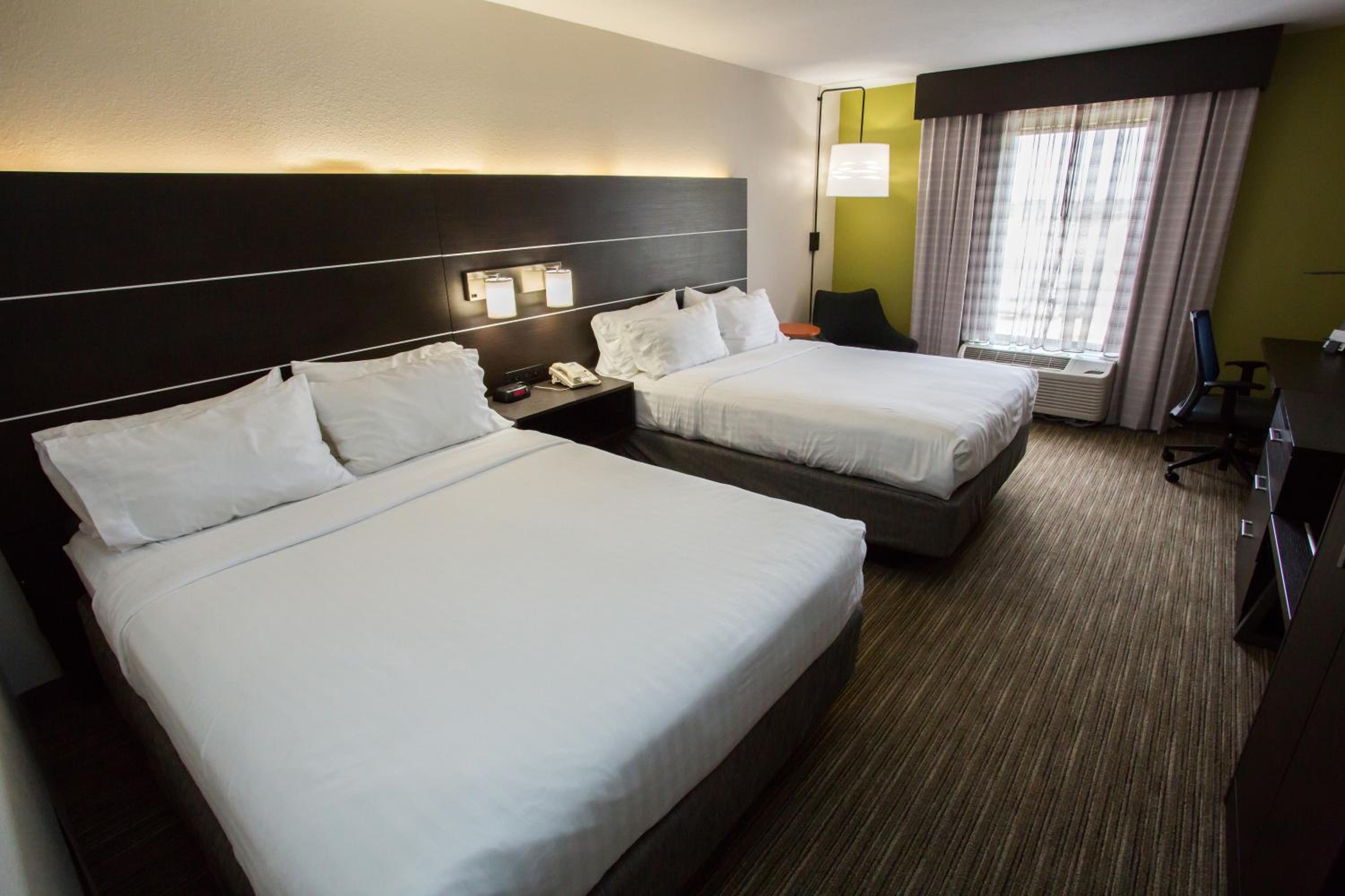 Standard Queen Room with Two Queen Beds - Photo 3