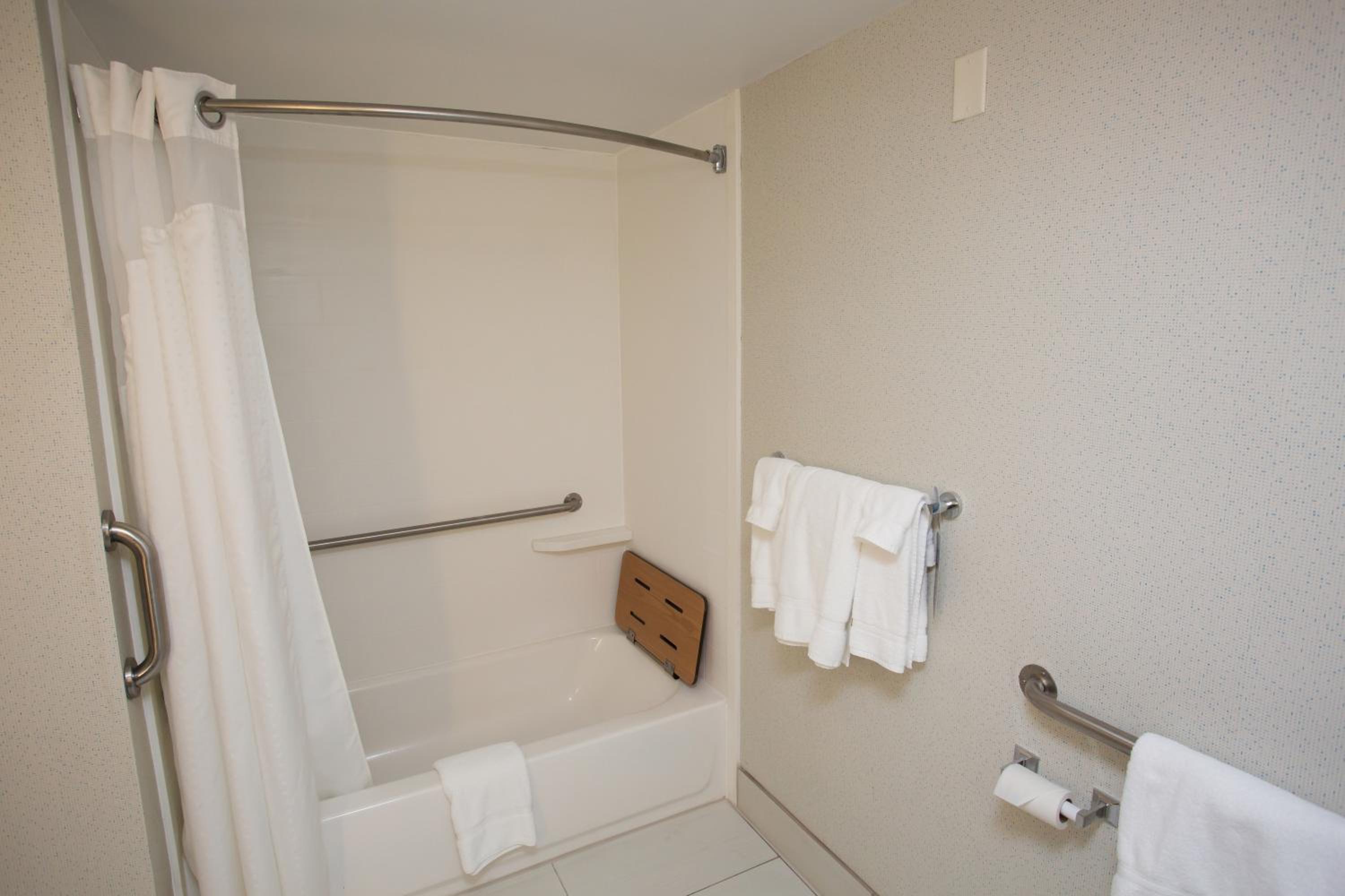 Standard Queen Room with Two Queen Beds and Mobility Accessible Tub
