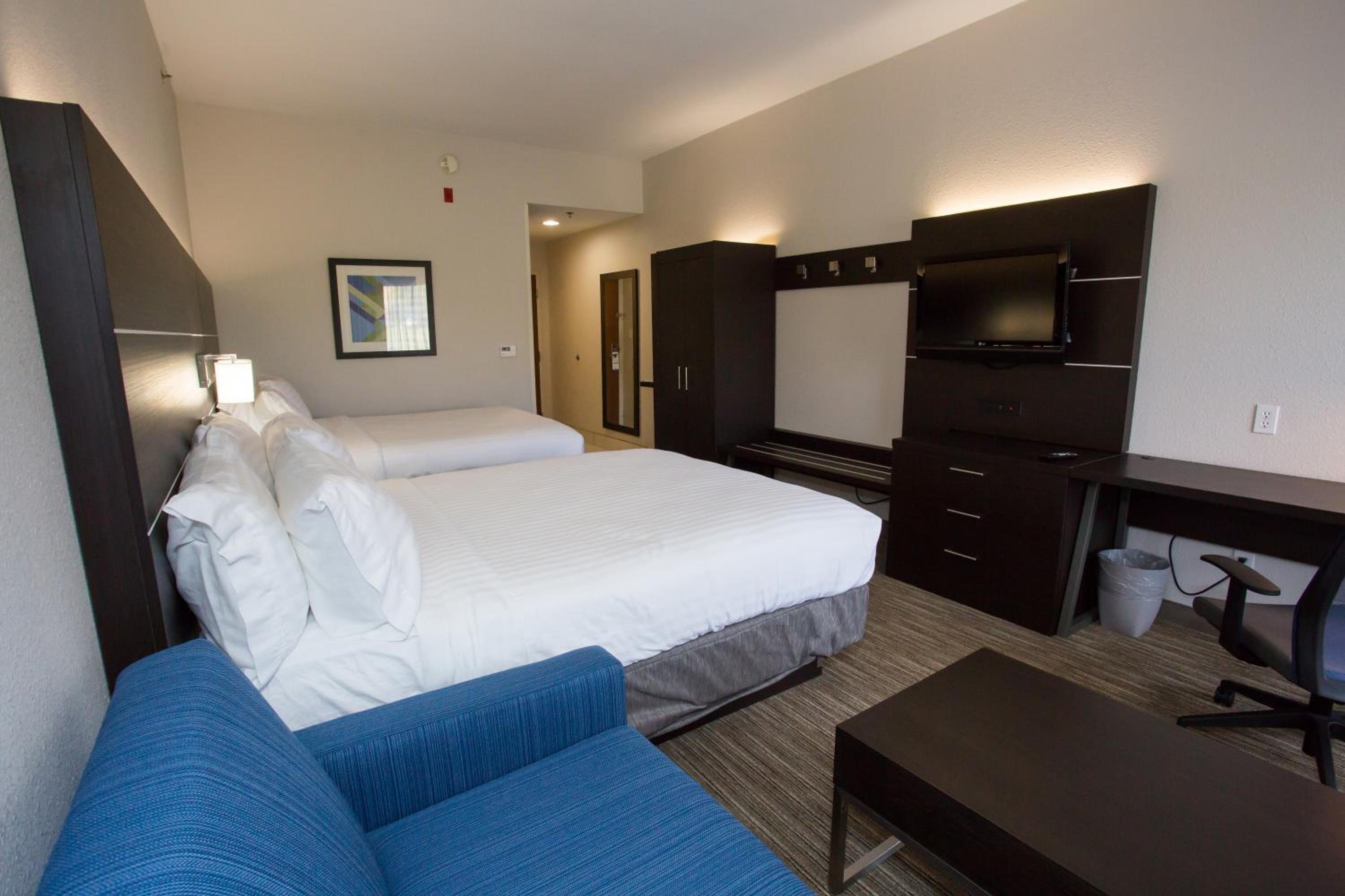 Suite with Two Queen Beds - Photo 3