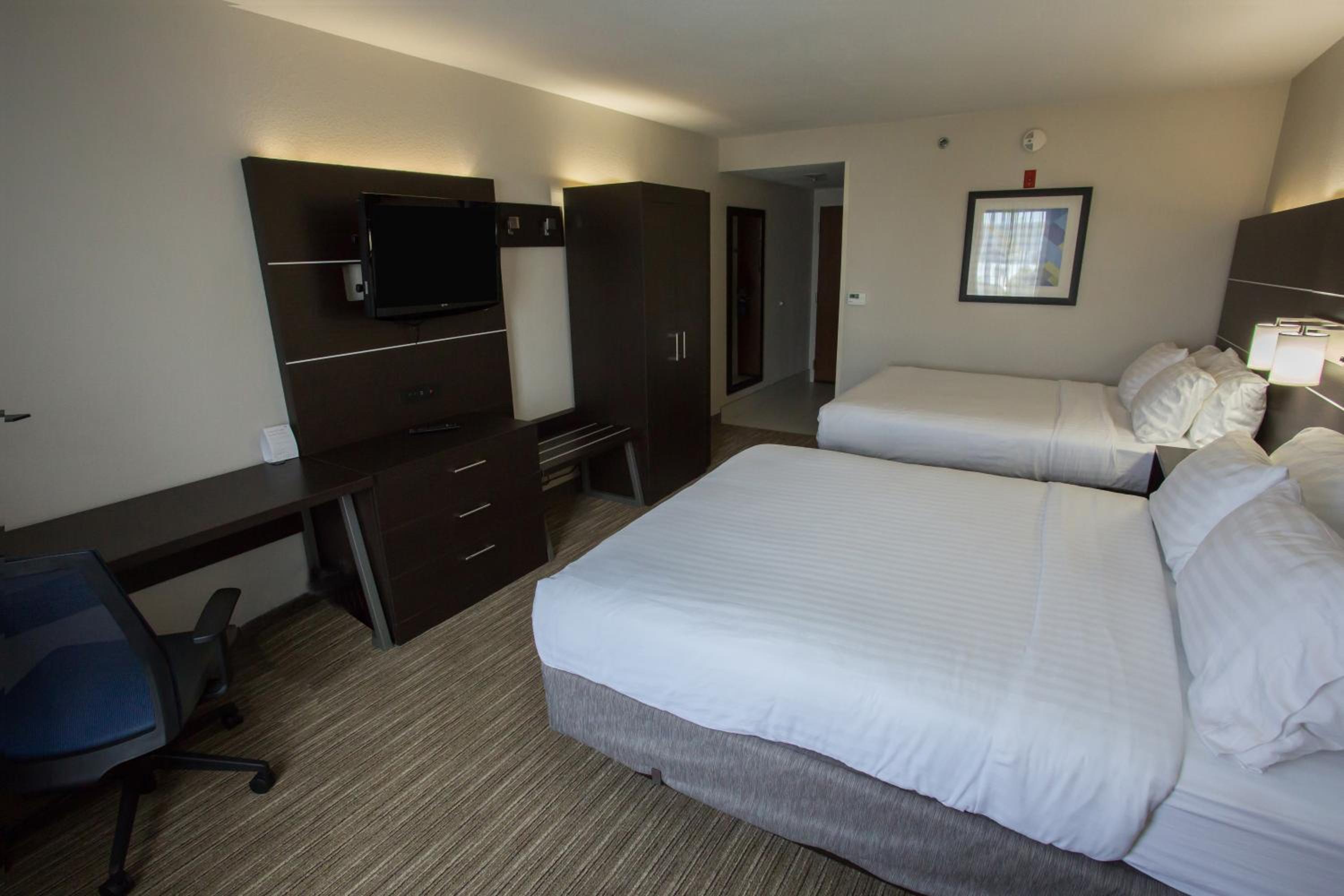 Standard Queen Room with Two Queen Beds - Photo 2