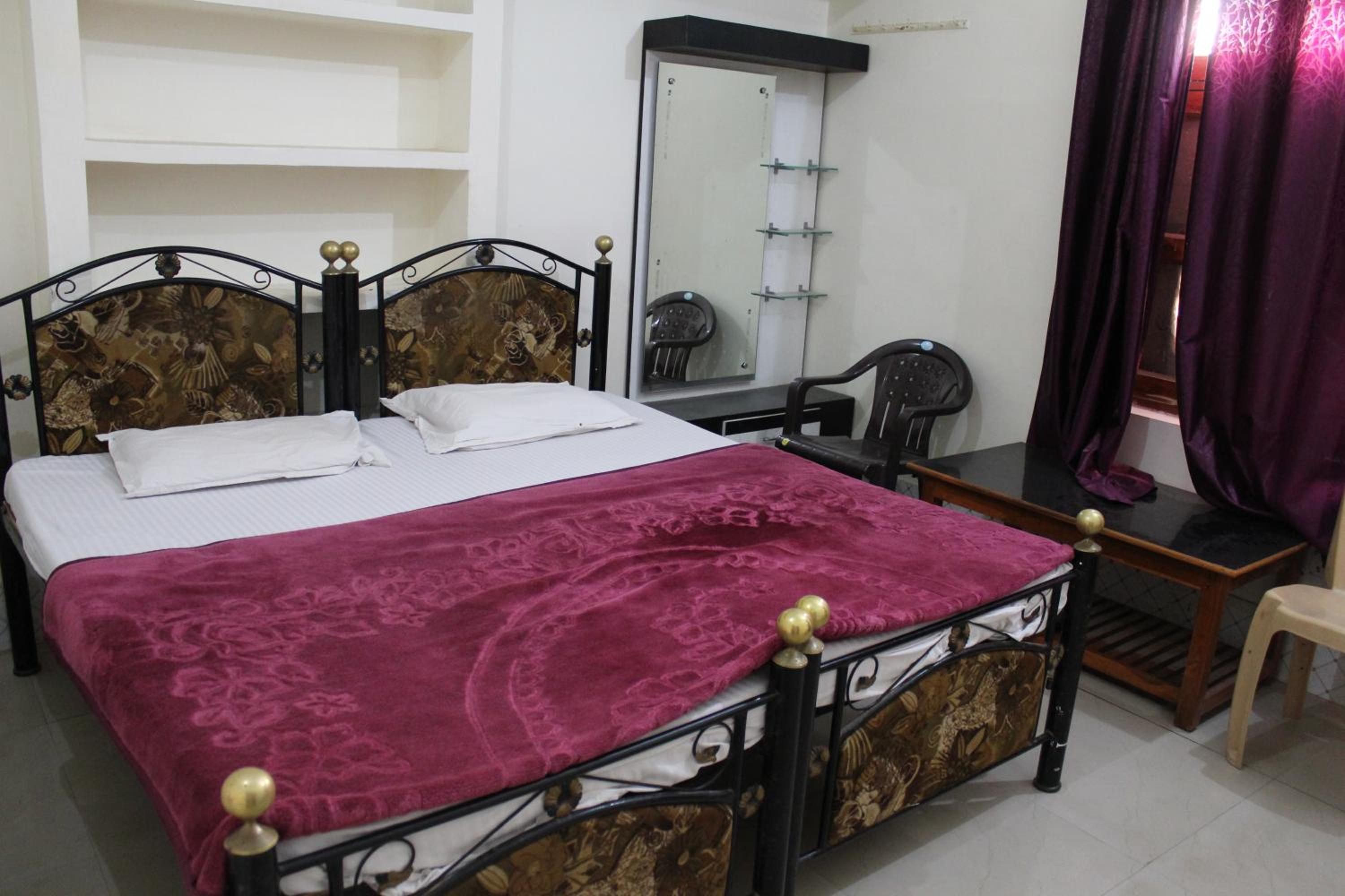Double or Twin Room with Private Bathroom photo 2