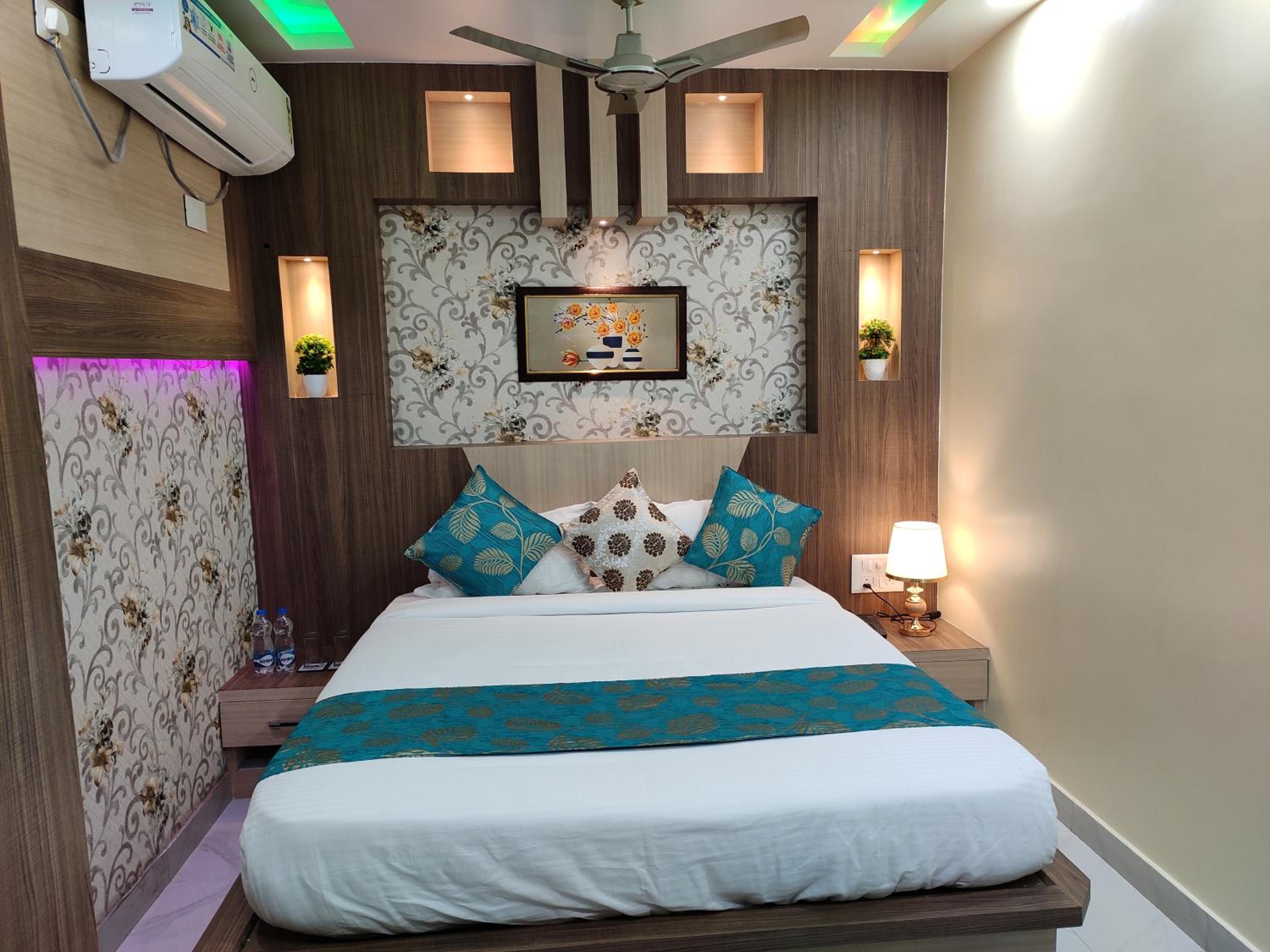 Deluxe Double Room (2 Adults + 1 Child) photo 1