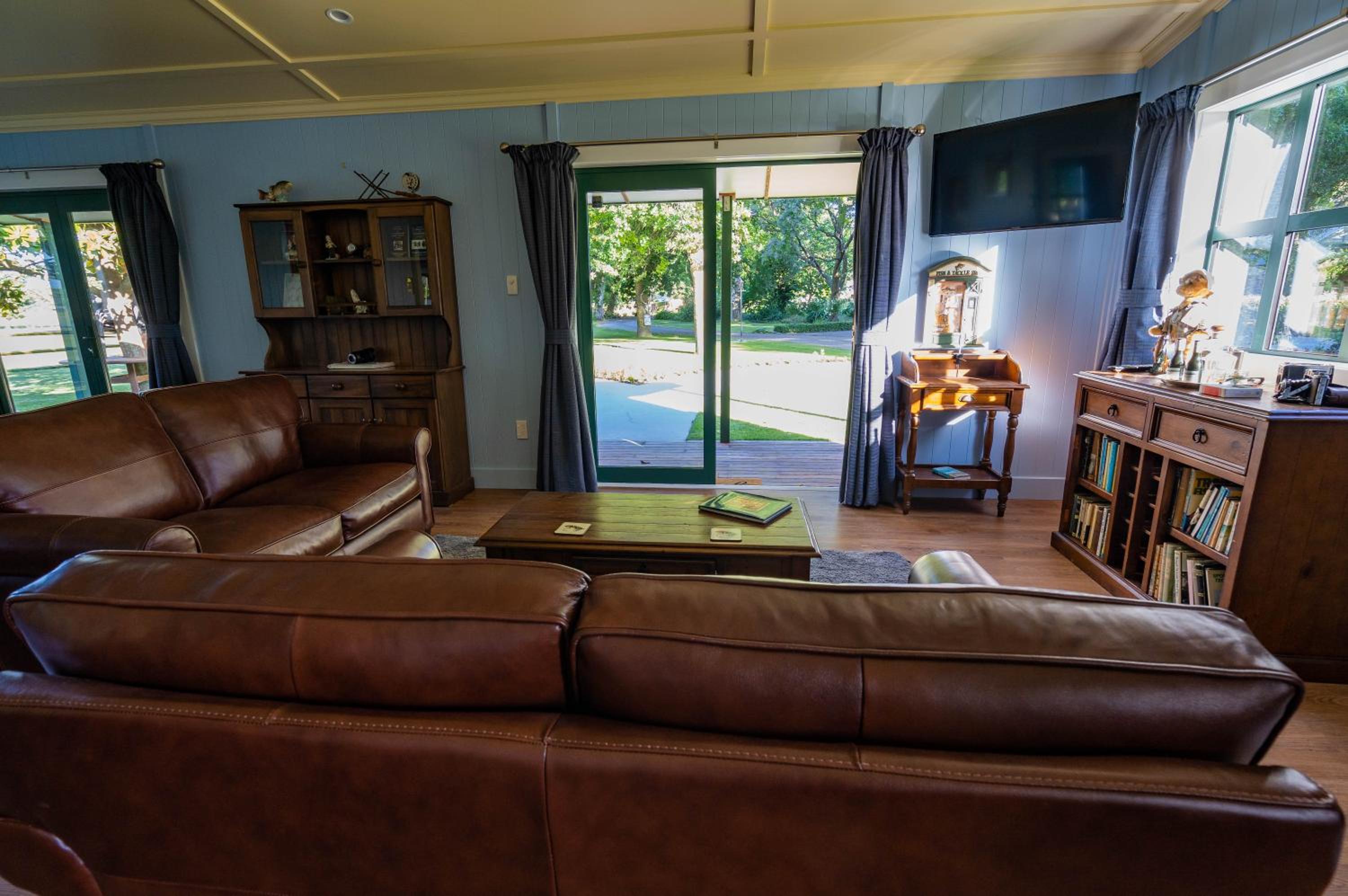 Deluxe King Room - Photo 11