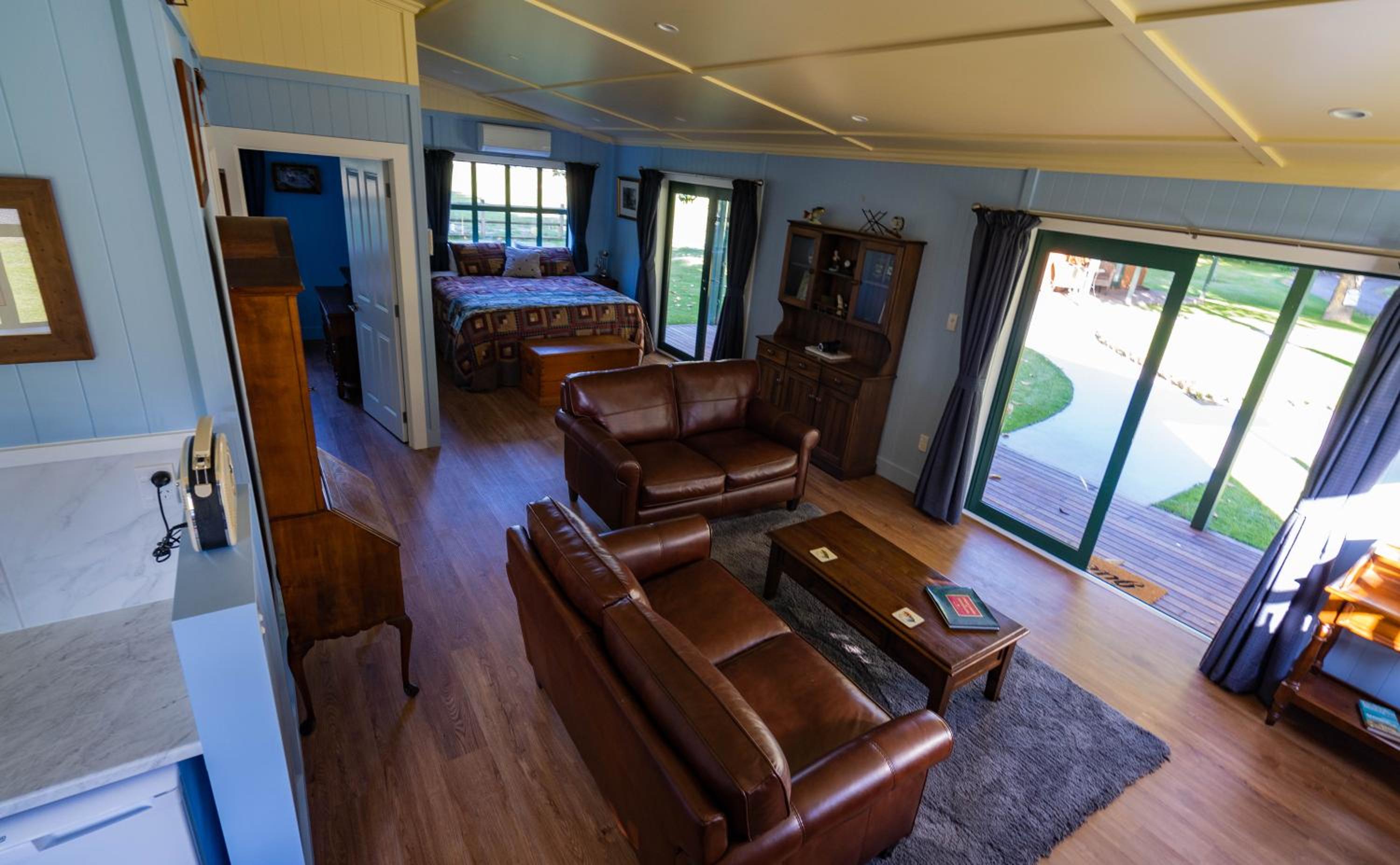 Deluxe King Room - Photo 9