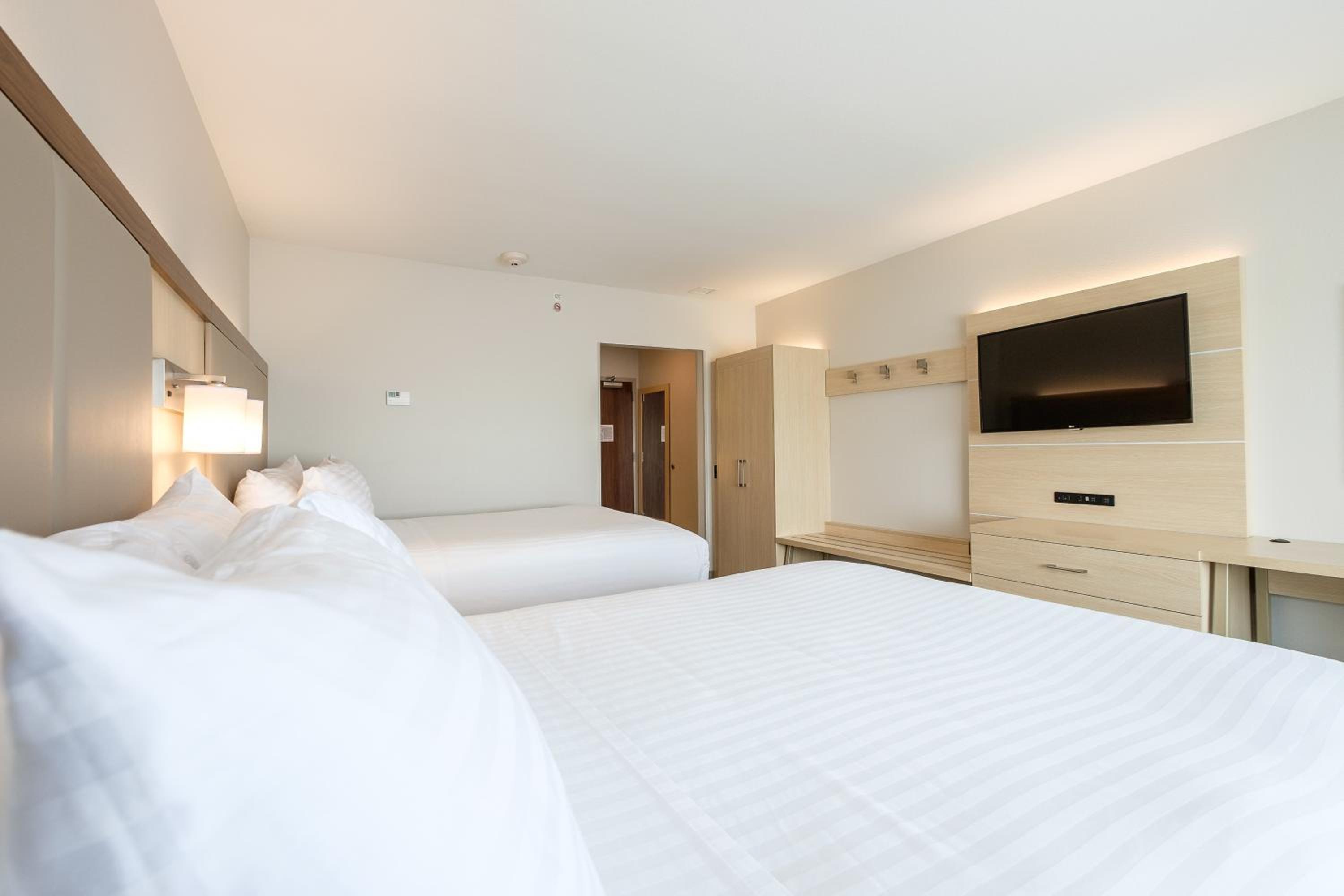 Standard Queen Room with Two Queen Beds and Mobility Accessible Tub photo 1