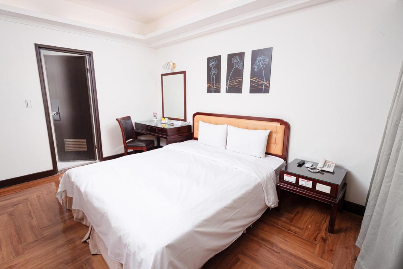 Queen Room photo 2