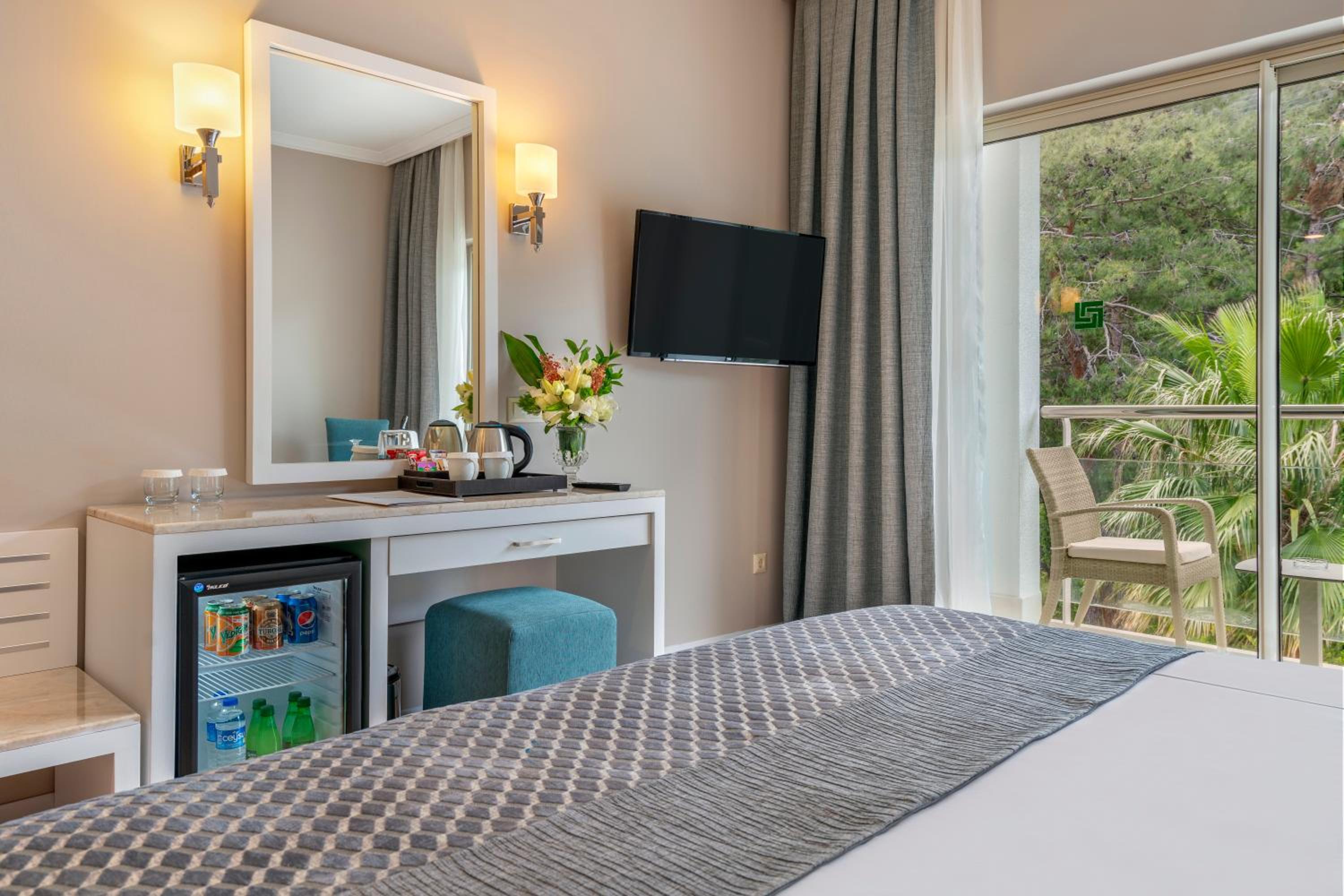 Standard Double or Twin Room with Land View - Photo 5