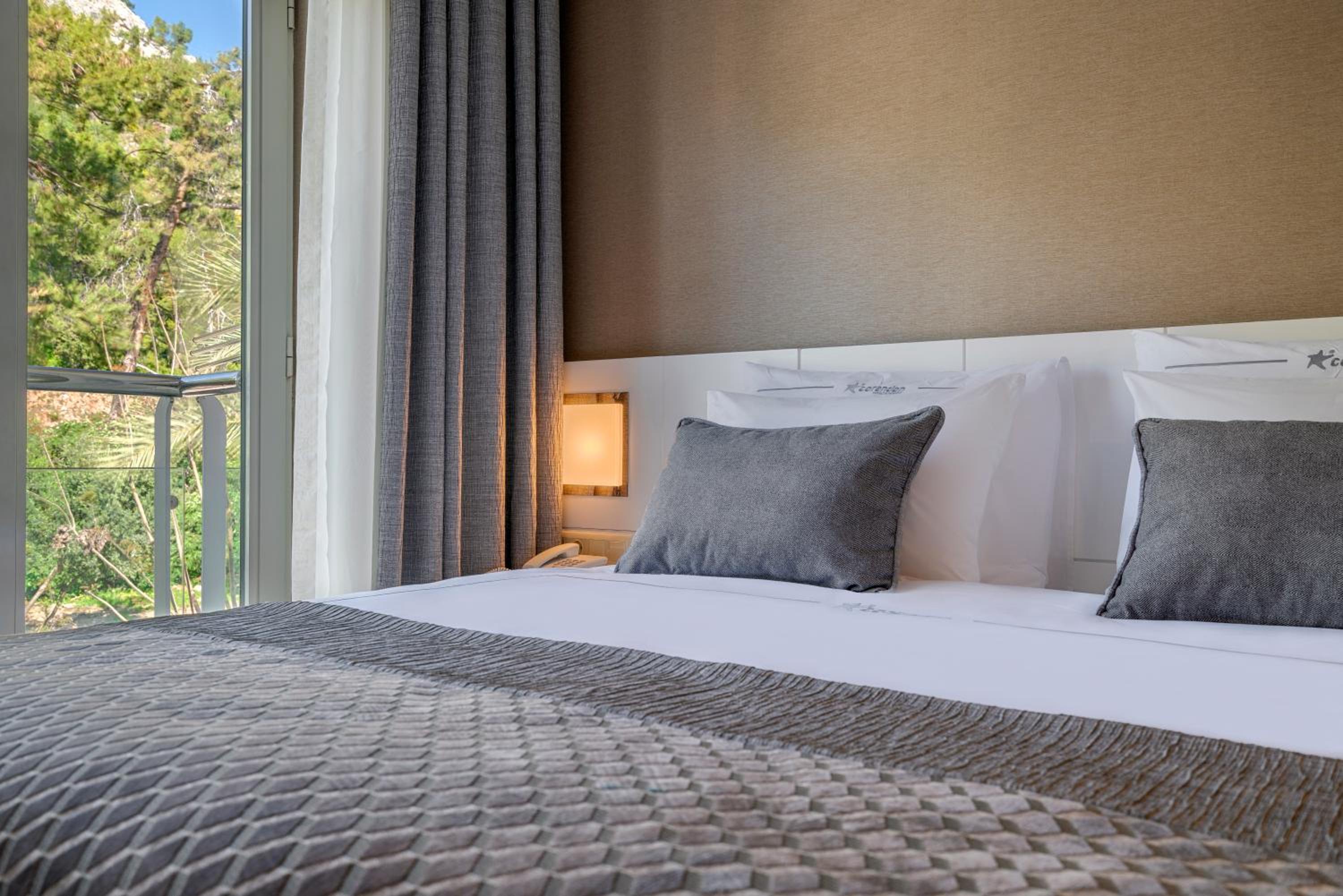 Standard Double or Twin Room with Land View - Photo 3