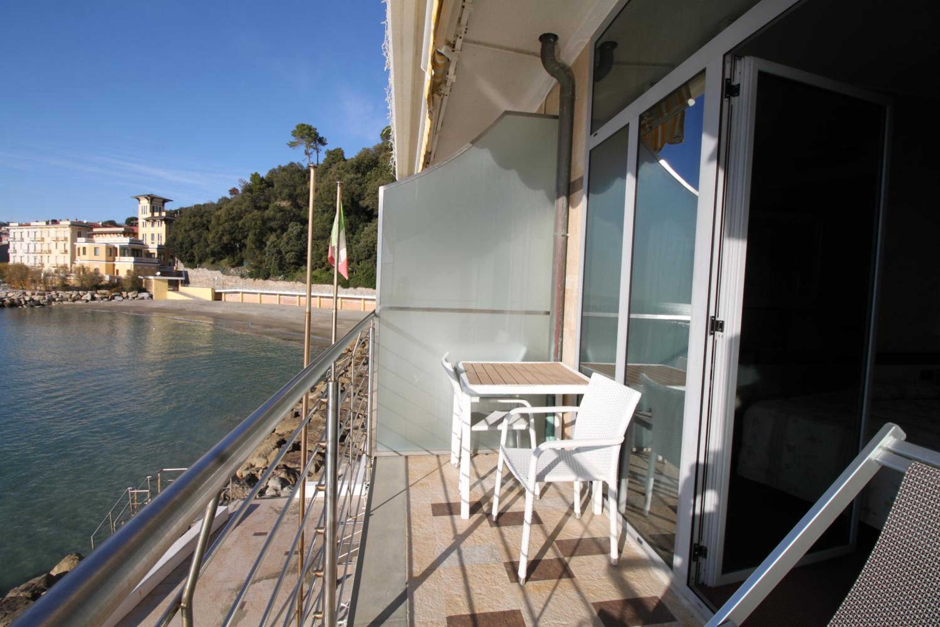 Double Room with Sea View - Photo 9