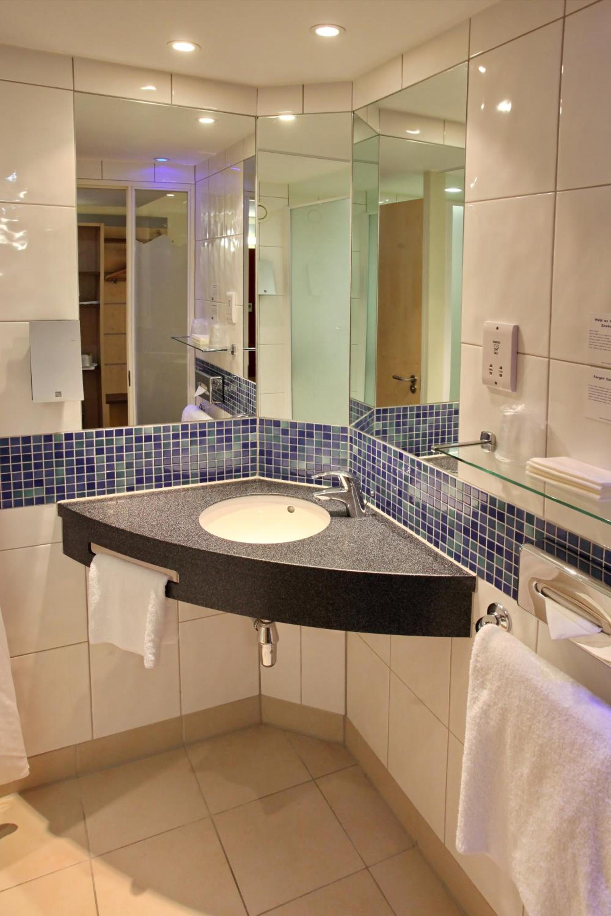 Standard Room with Free Hot Breakfast - Photo 3