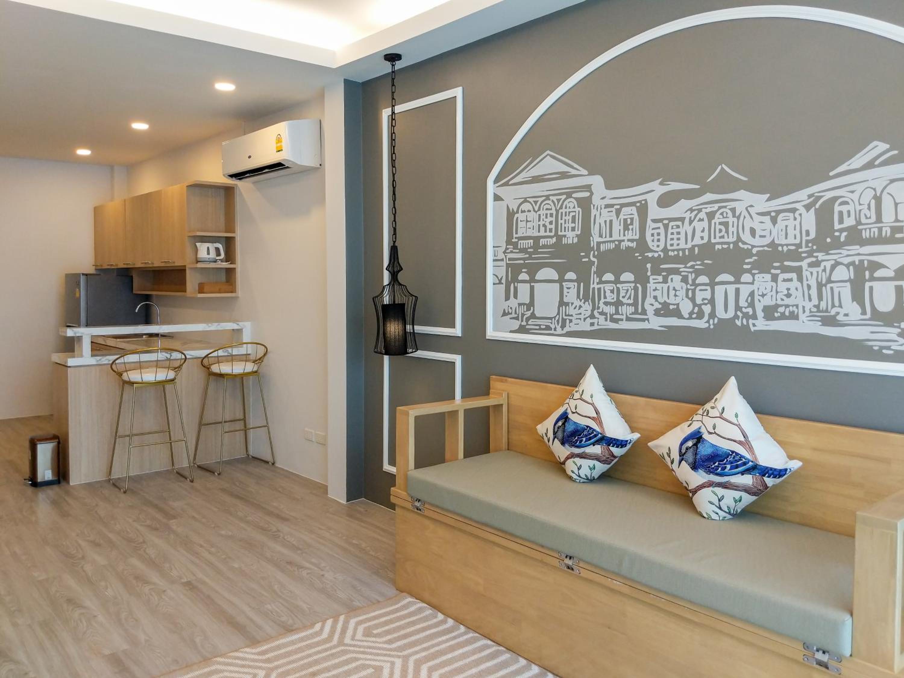 Executive Suite - Photo 1