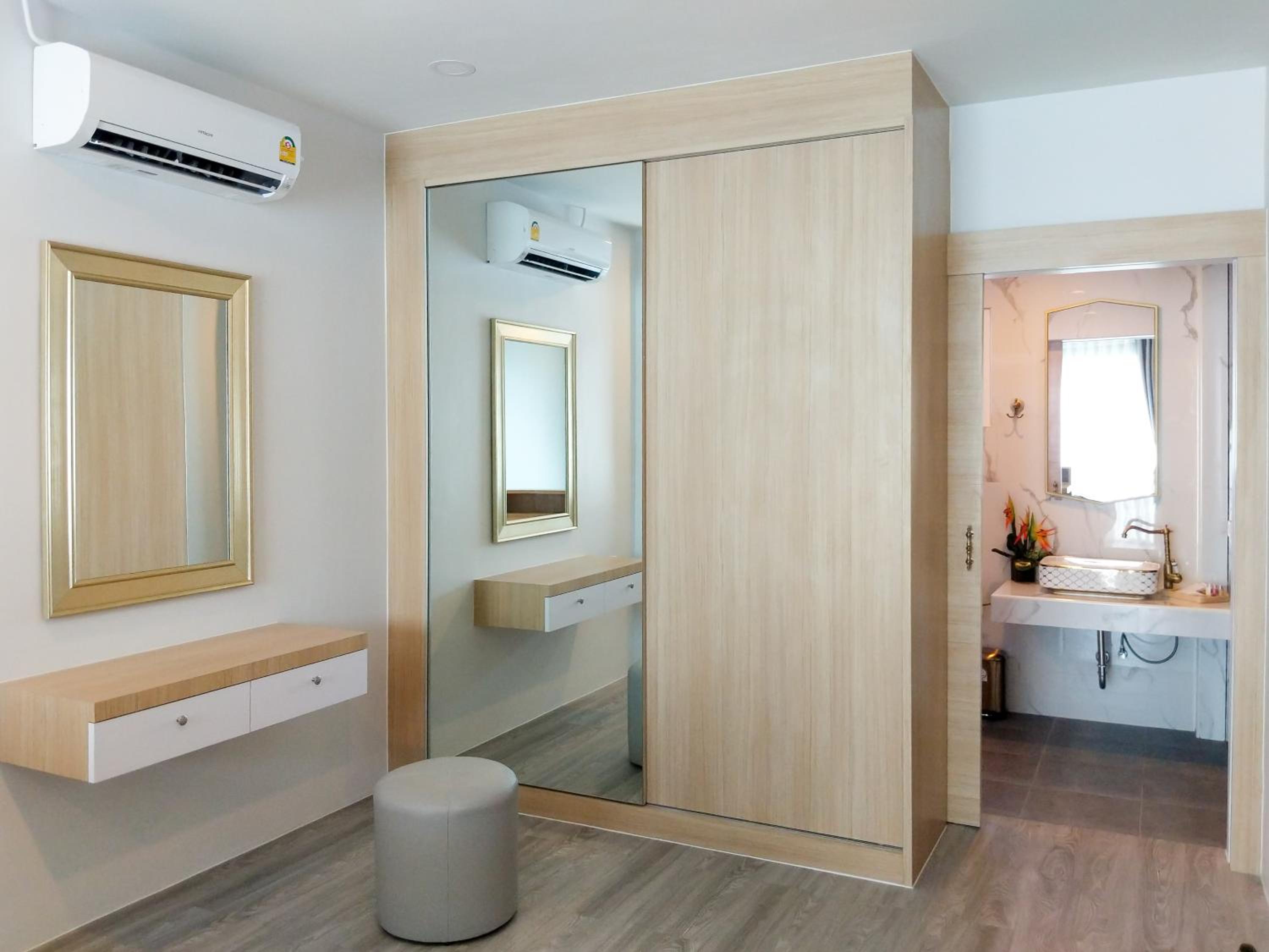 Executive Suite - Photo 20