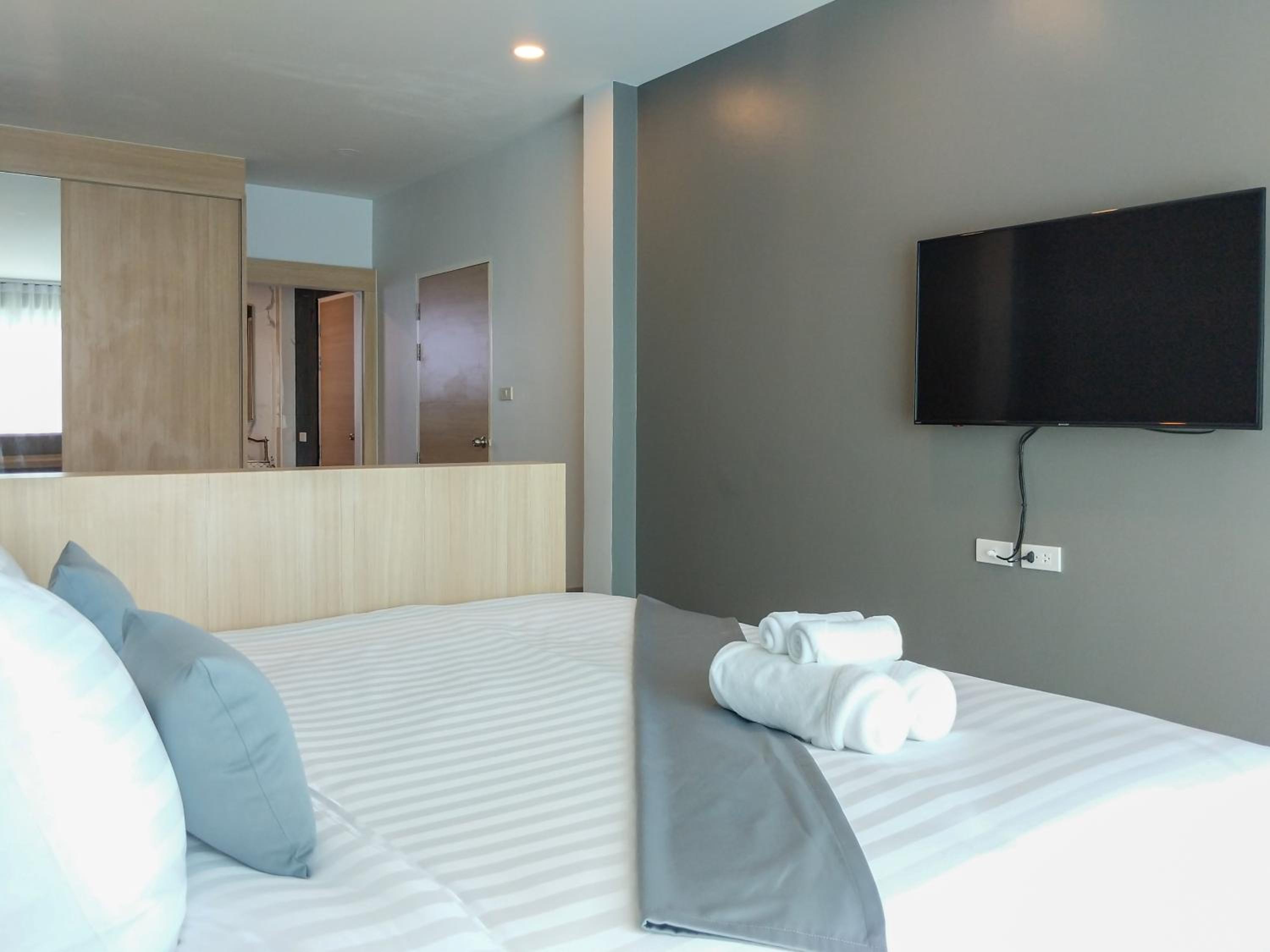 Executive Suite - Photo 22