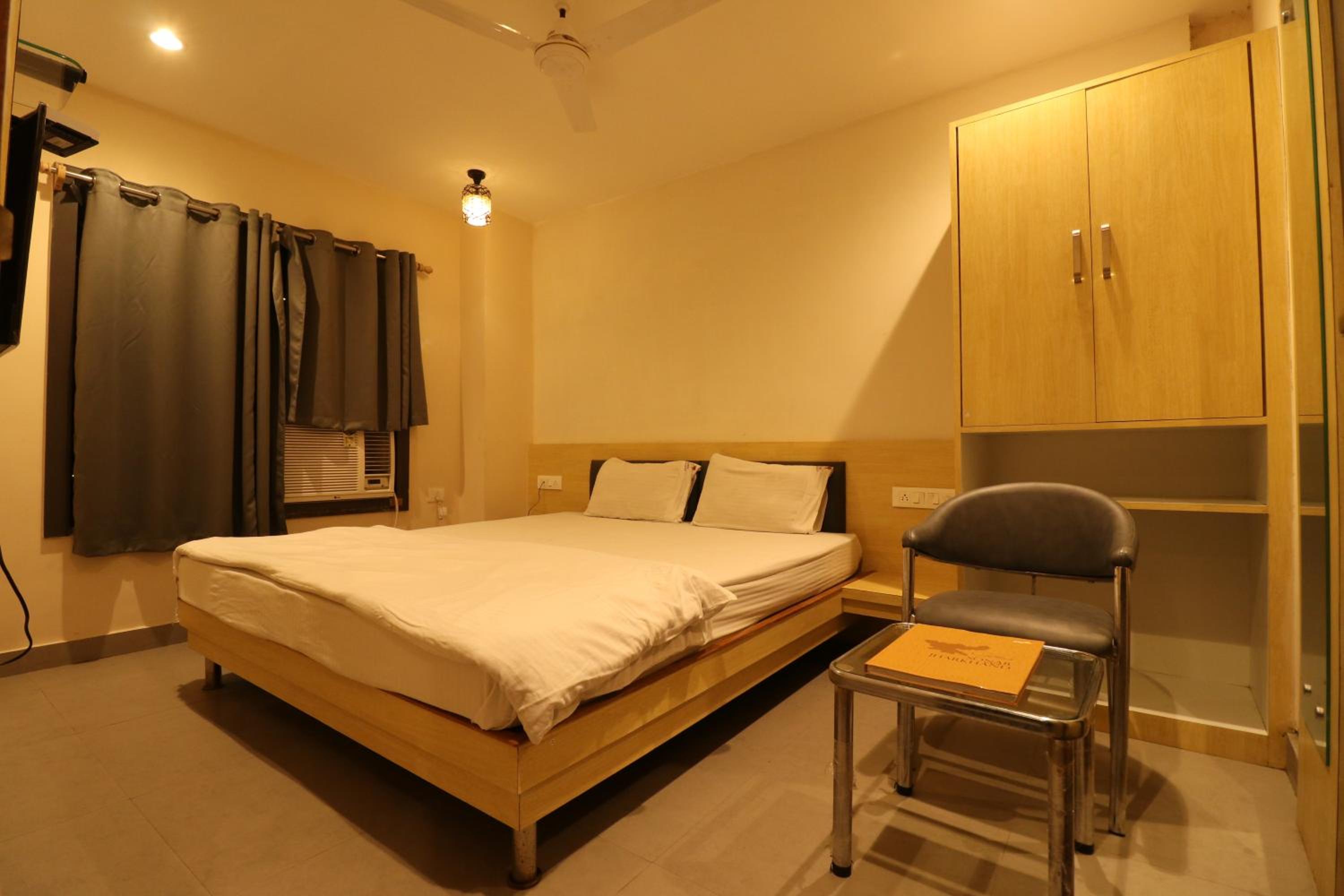 Deluxe Room (2 Adults + 1 Child) - Photo 4