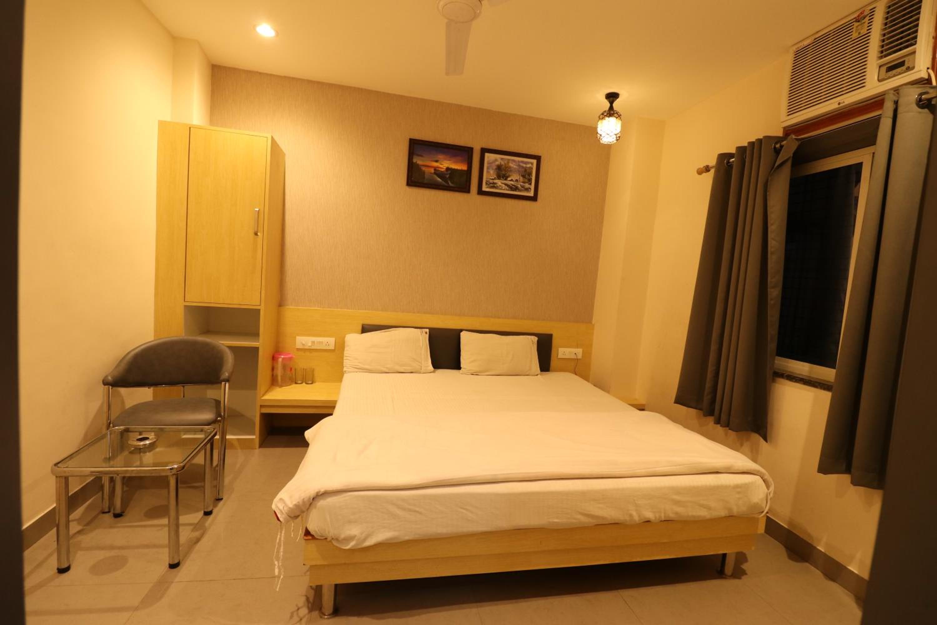 Deluxe Room (2 Adults + 1 Child) - Photo 3