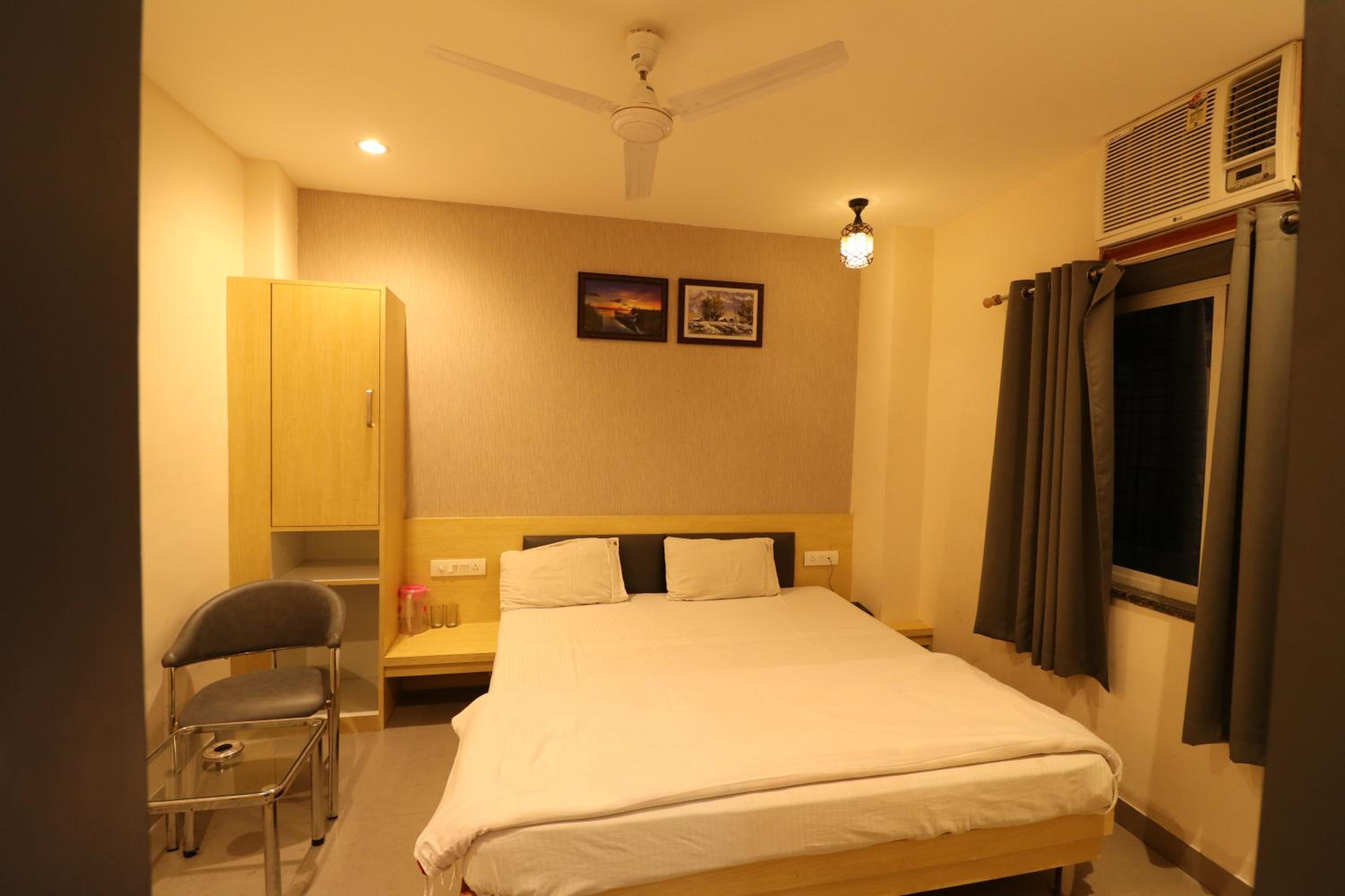 Deluxe Room (2 Adults + 1 Child) - Photo 2