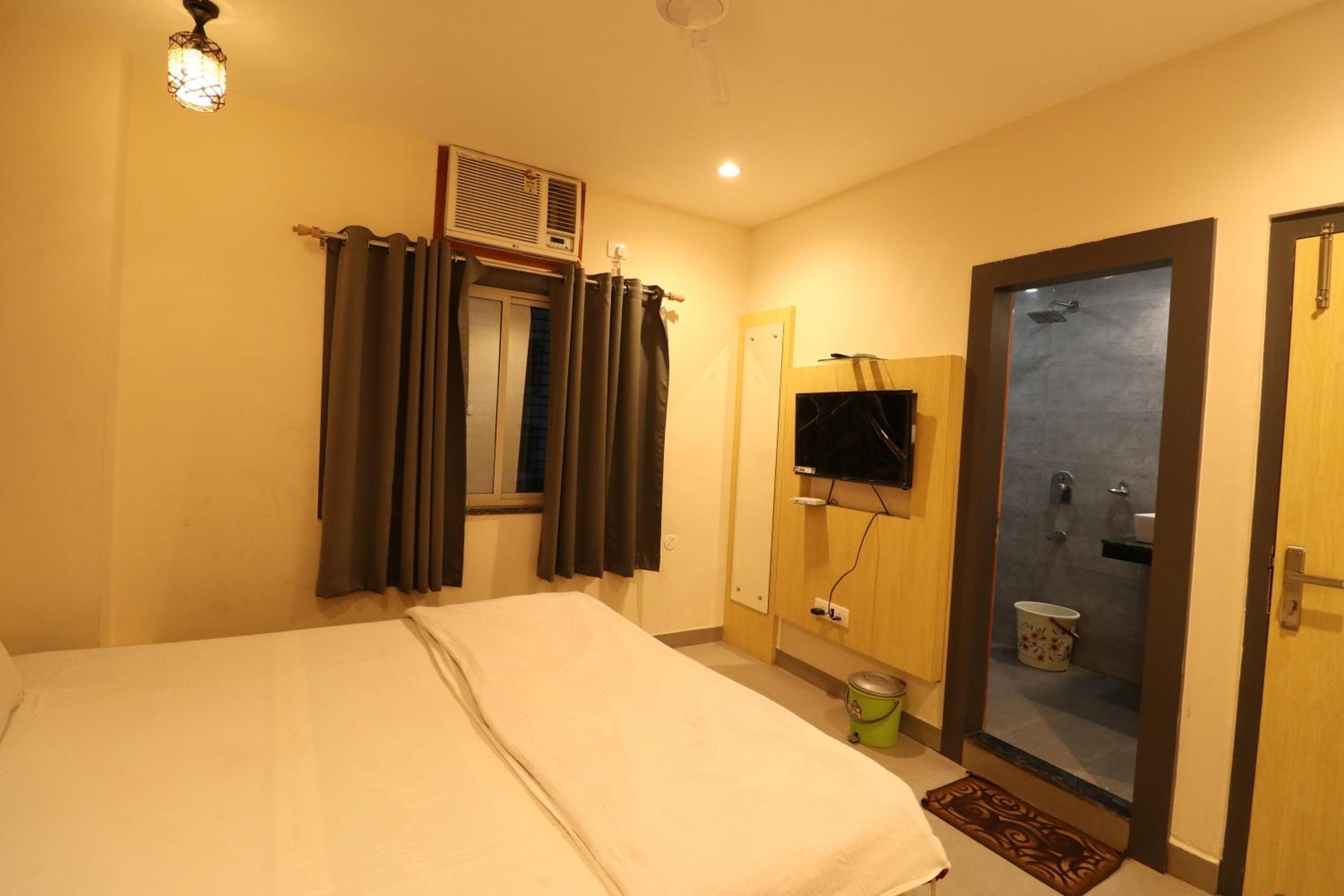 Deluxe Room (2 Adults + 1 Child) - Photo 6