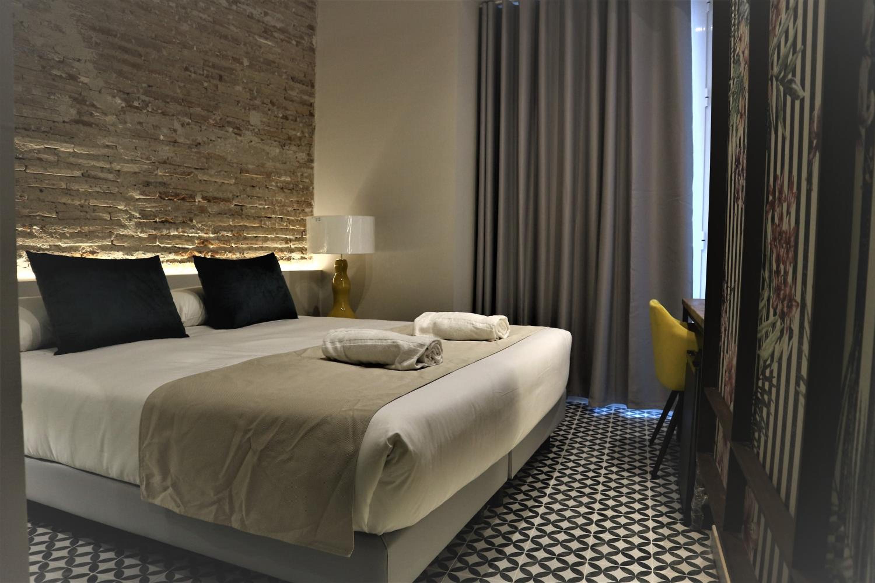 Double or Twin Room - Photo 5