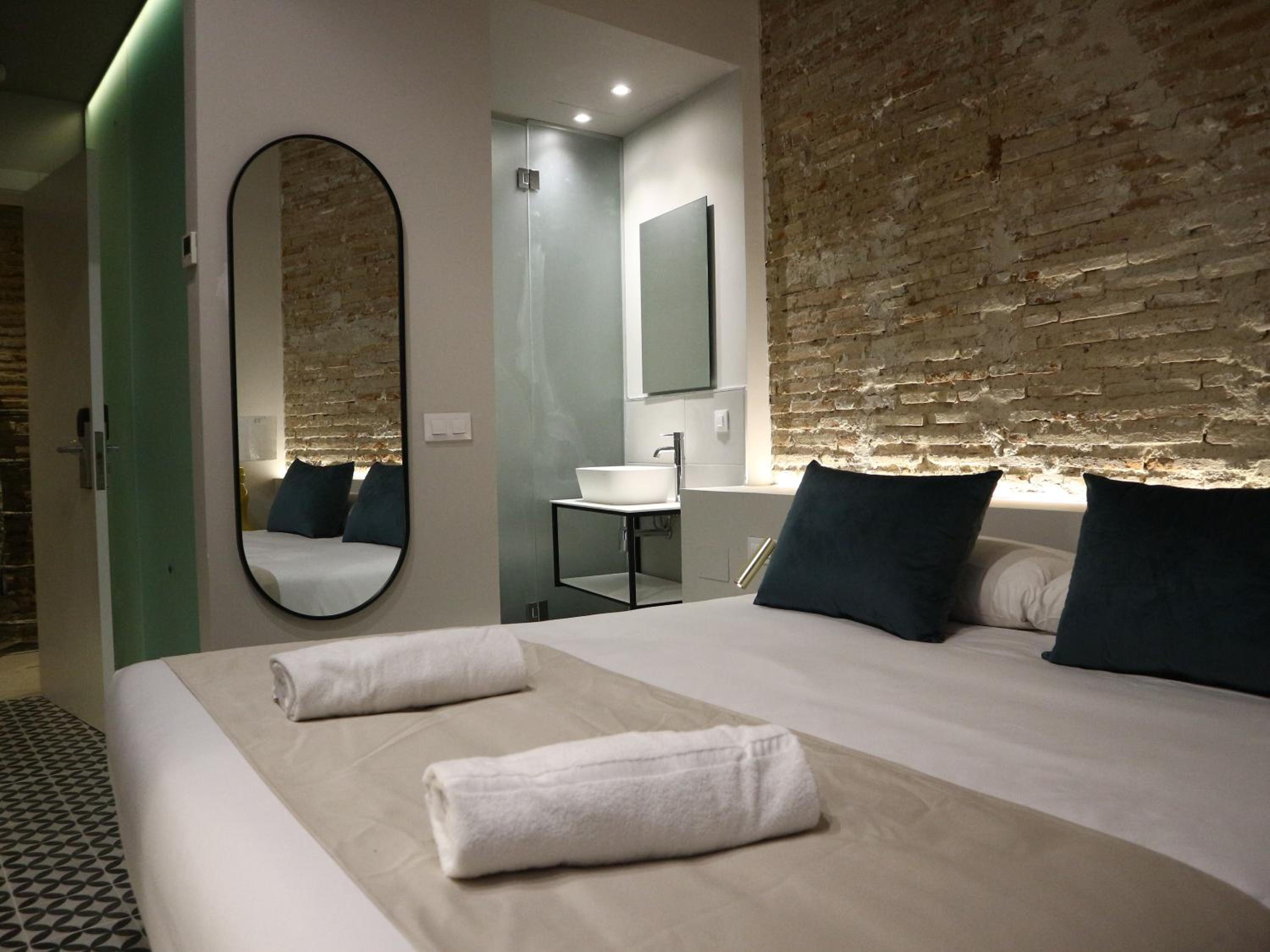 Double or Twin Room - Photo 7