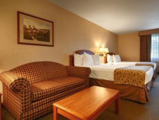 Junior Queen Suite with Two Queen Beds - Non-Smoking photo 2