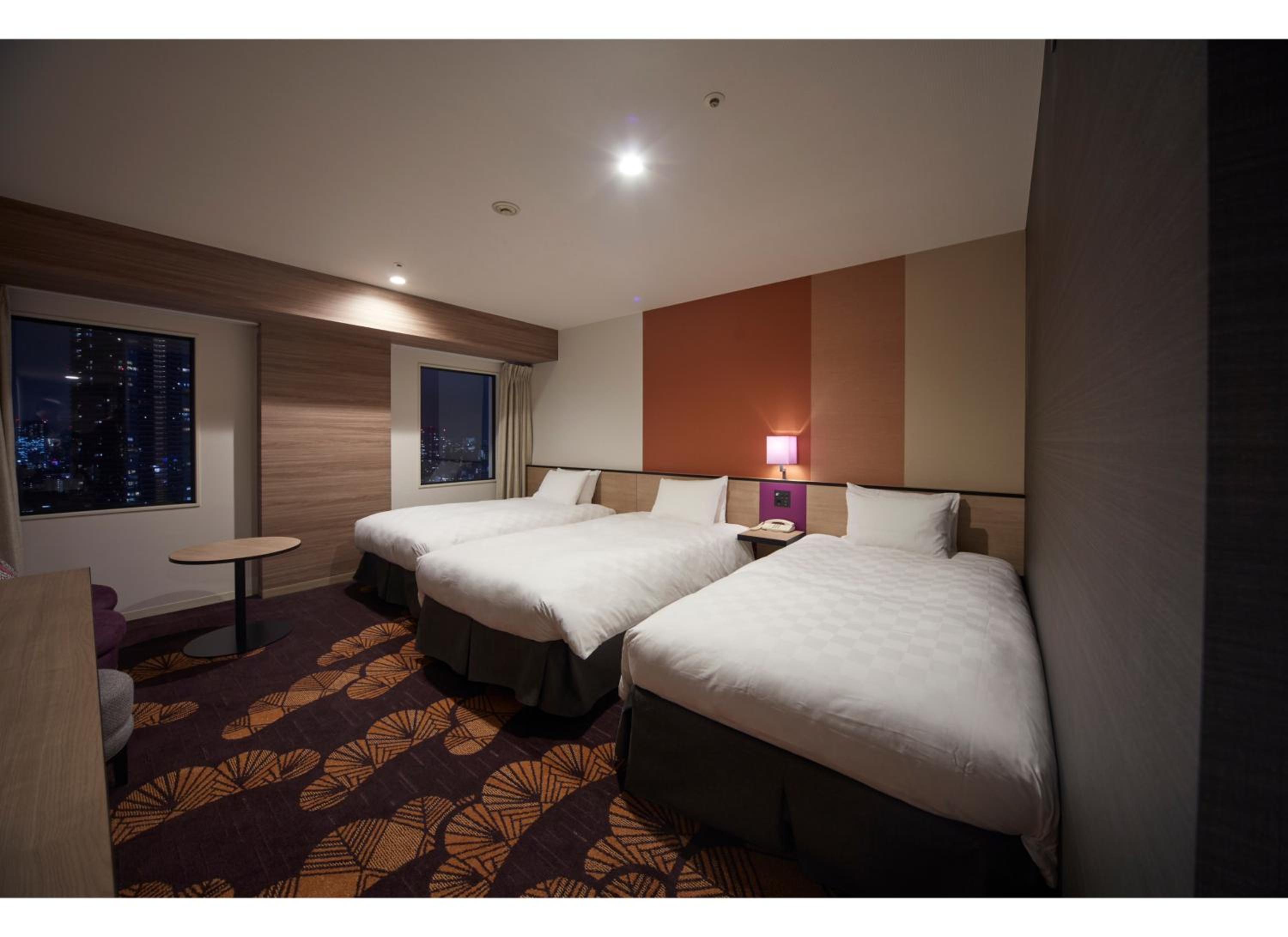 Triple Room - Non-Smoking 26-32nd Floor photo 1