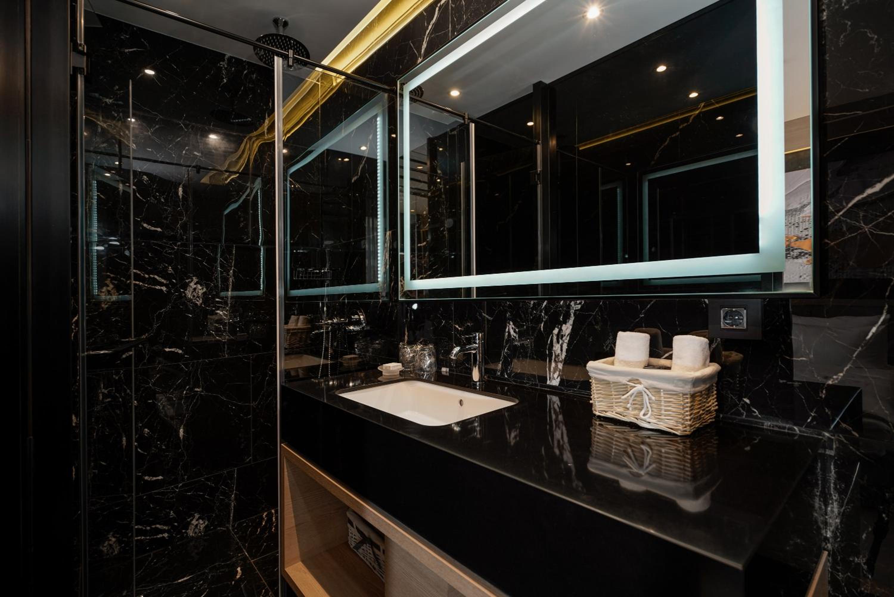 Deluxe Room - Photo 17