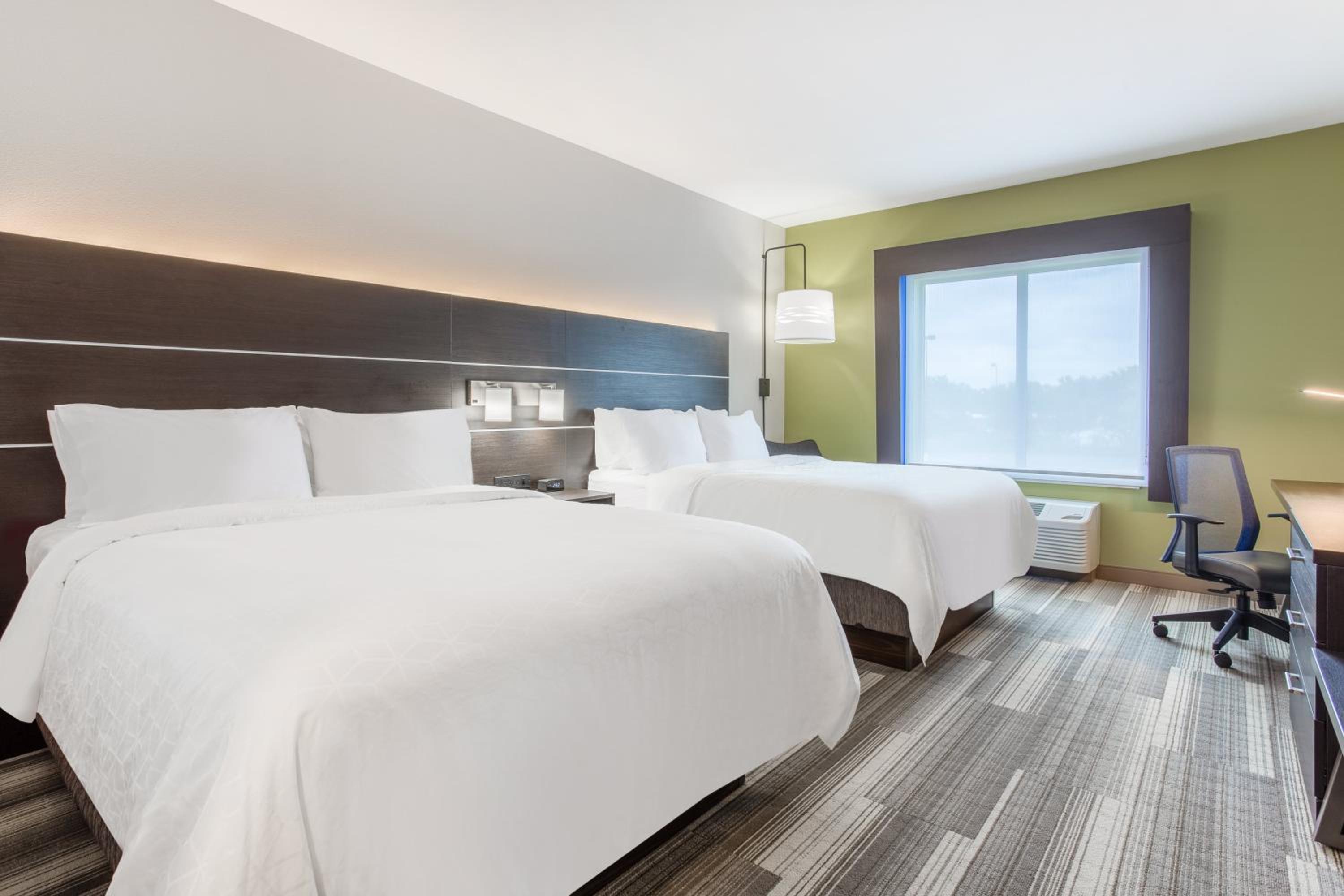 Standard Queen Room with Two Queen Beds - Photo 2