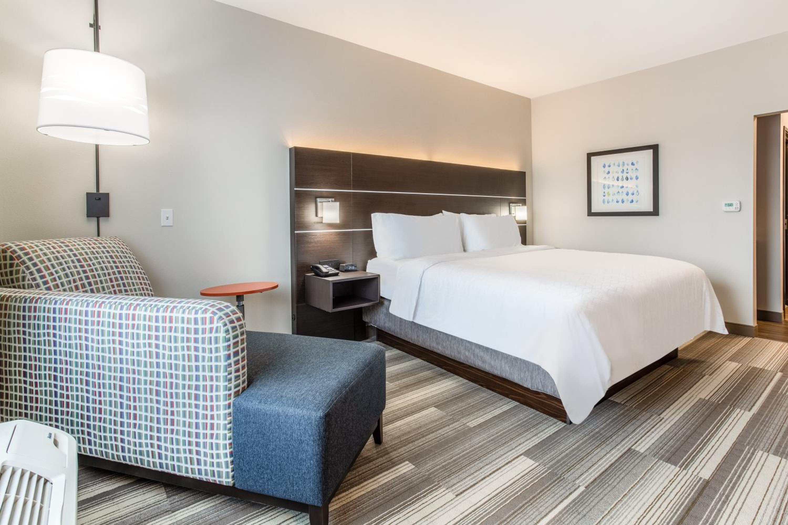 Standard King Room - Photo 6