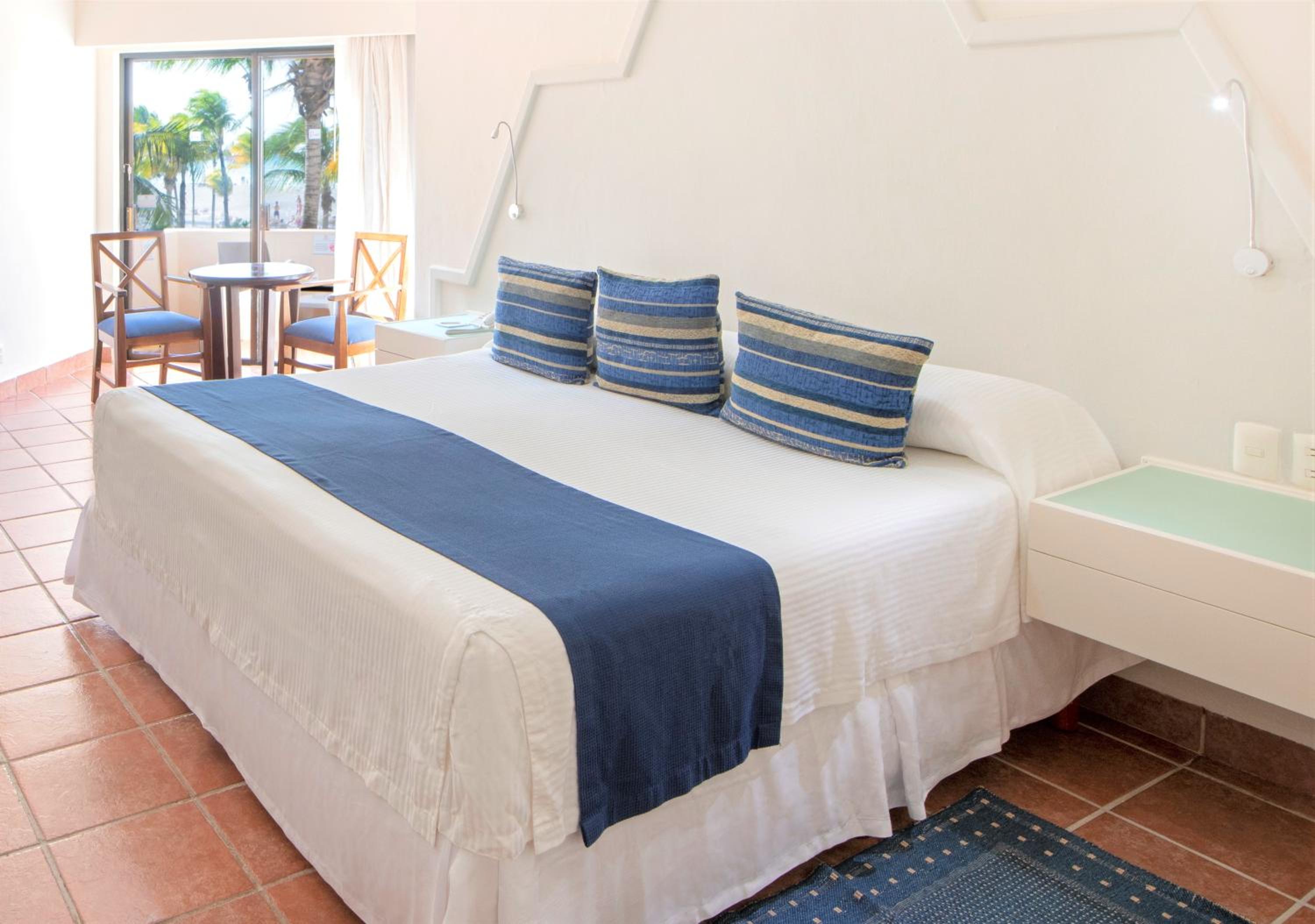 Superior King Room with Ocean view and One King Bed, Non-Smoking photo 1