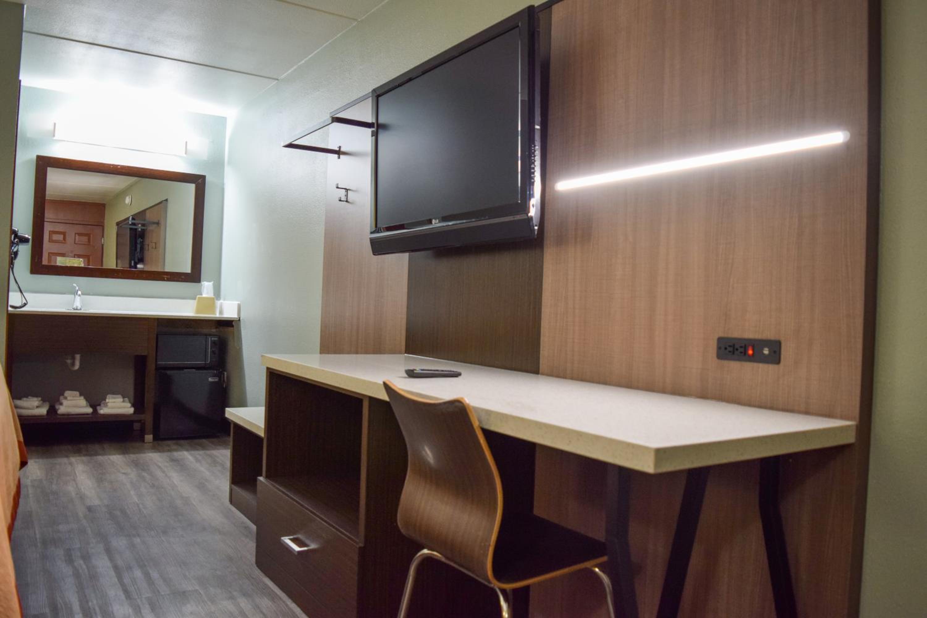 King Room - Non-Smoking - Photo 7