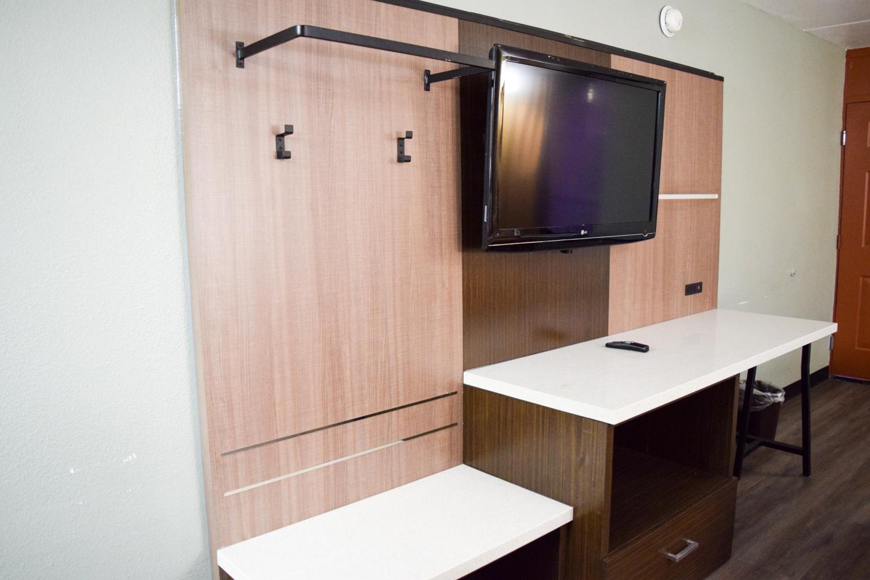 King Room - Non-Smoking - Photo 2