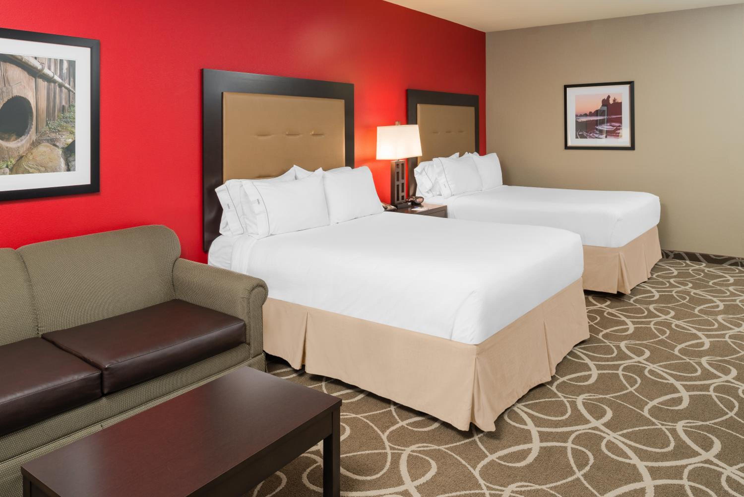 Standard Queen Room with Two Queen Beds and Mobility Accessible Tub