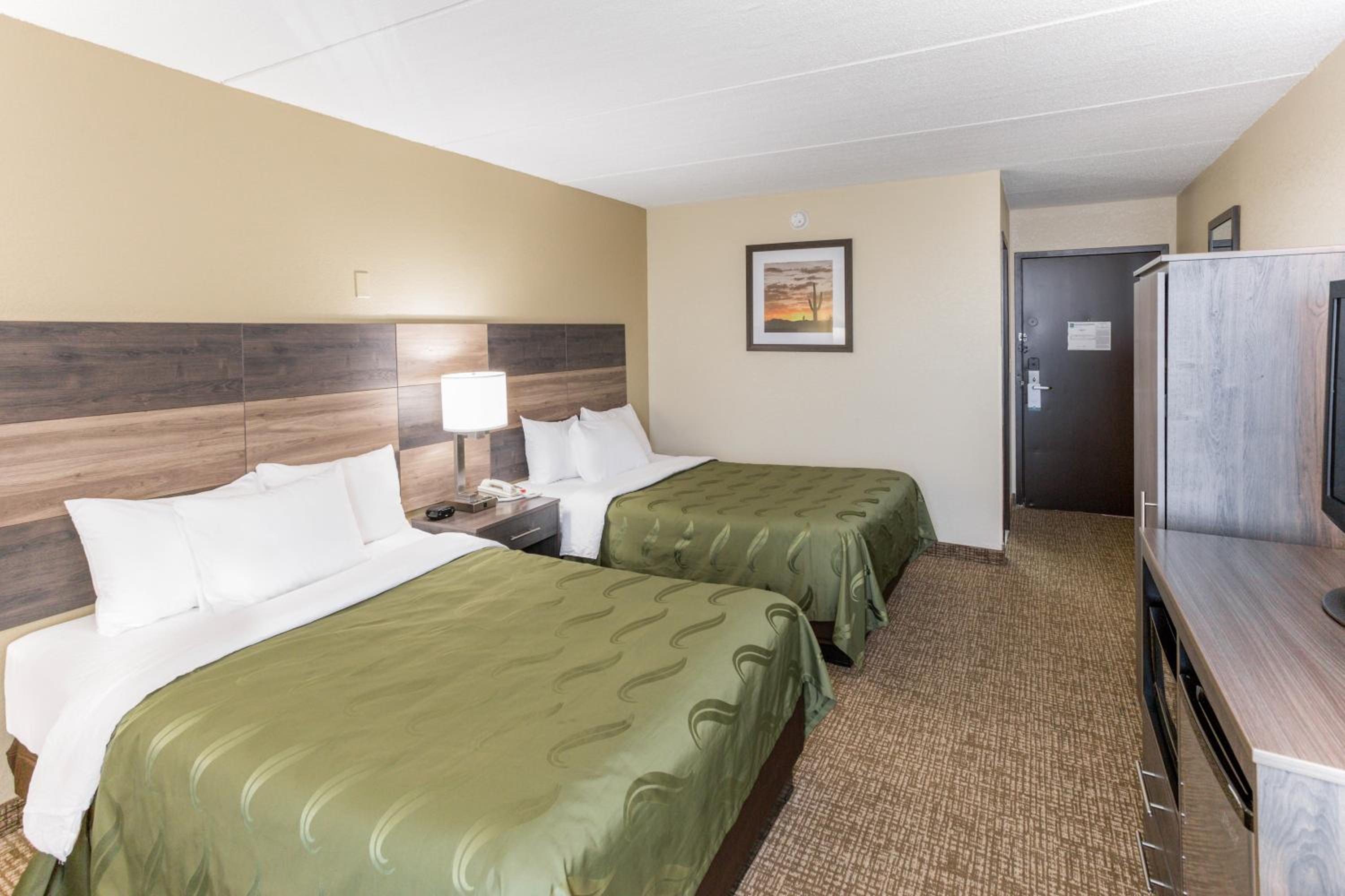 Queen Room with Two Queen Beds - Non-Smoking - Photo 3