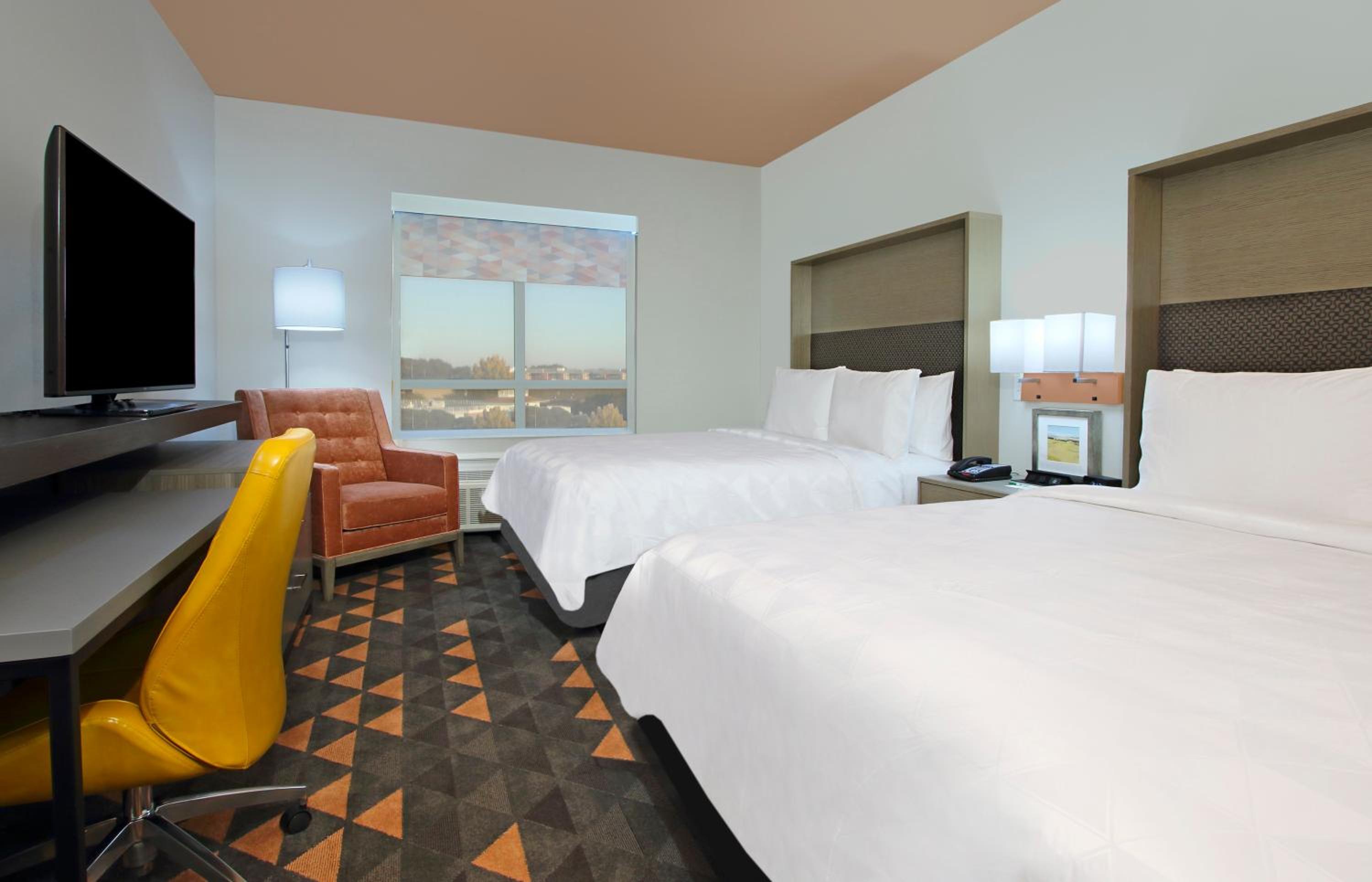 Queen Room with Two Queen Beds - Mobility Access Tub/Non-Smoking - Photo 2