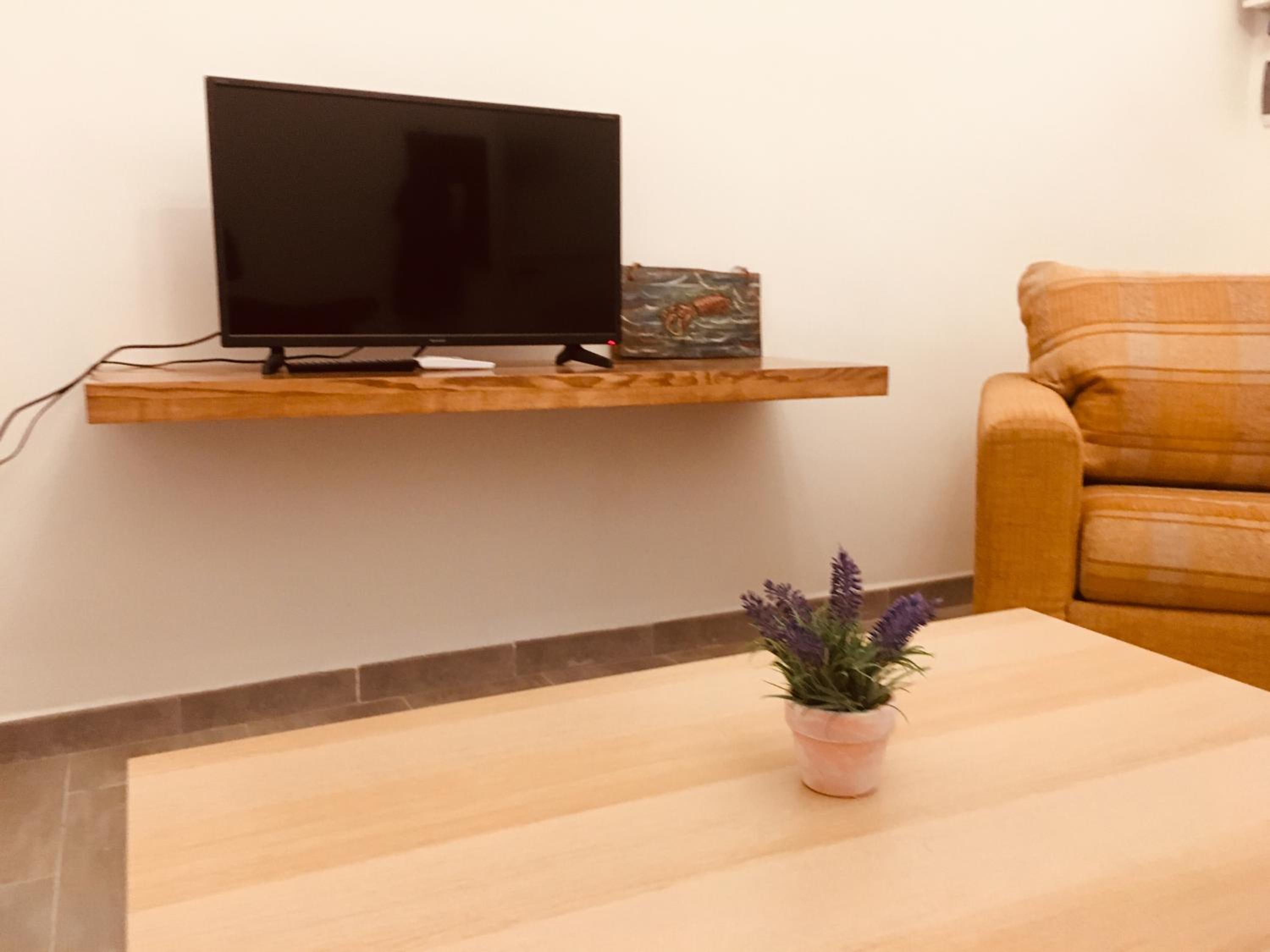 One-Bedroom Apartment - Photo 2