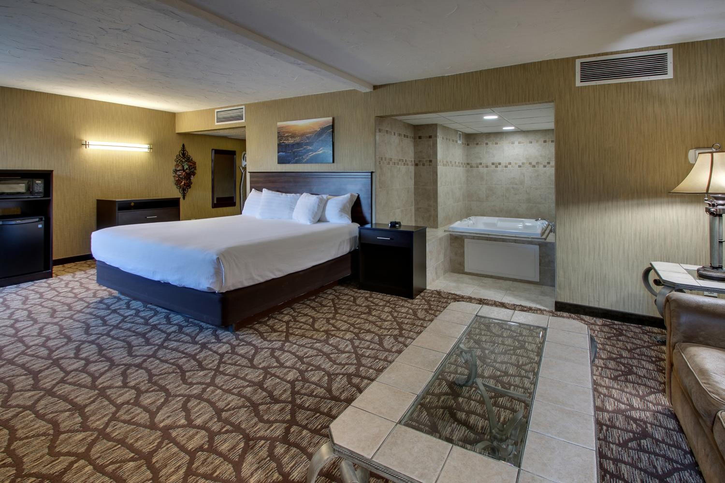 Suite with Hot Tub - Photo 1