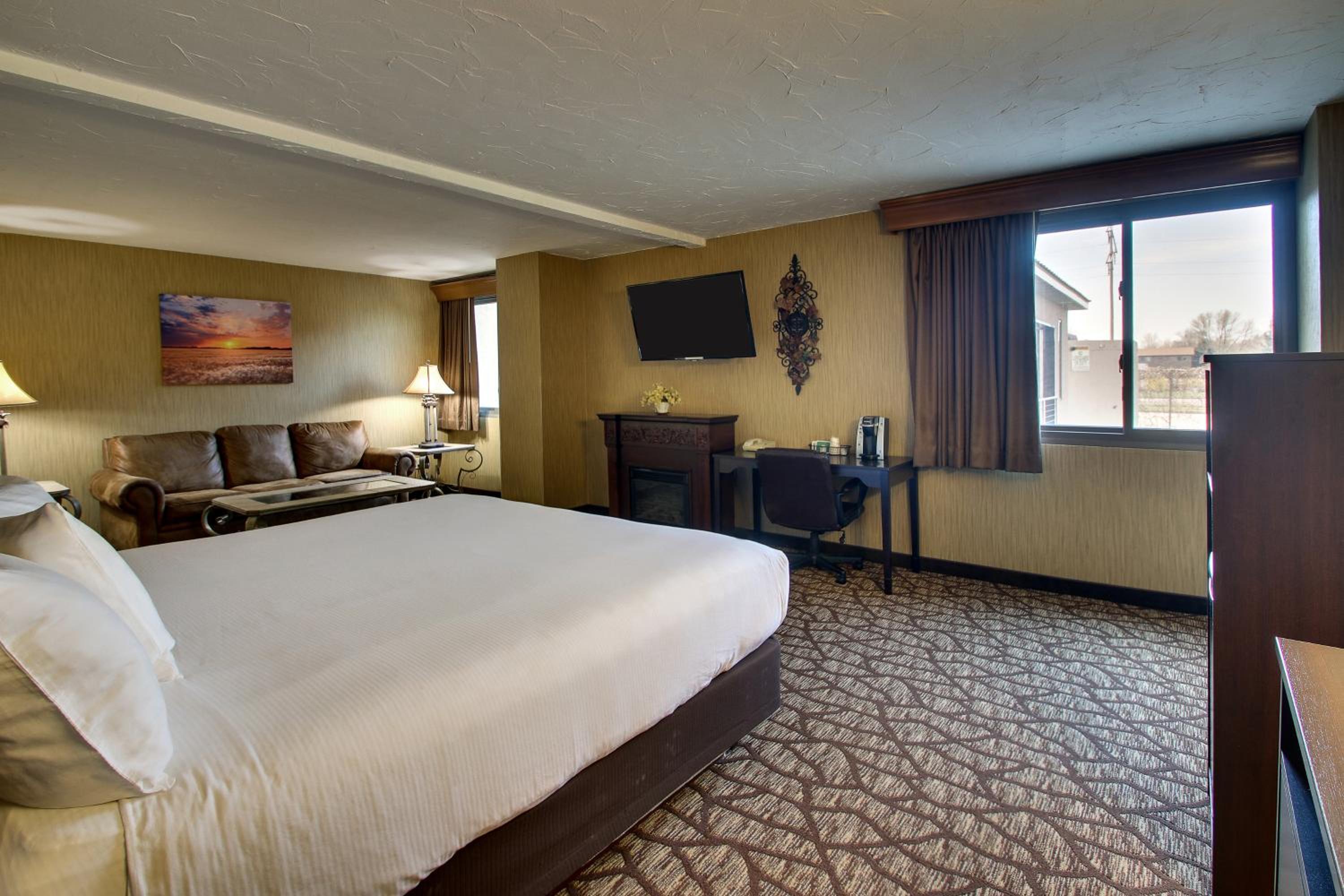 Suite with Hot Tub - Photo 3