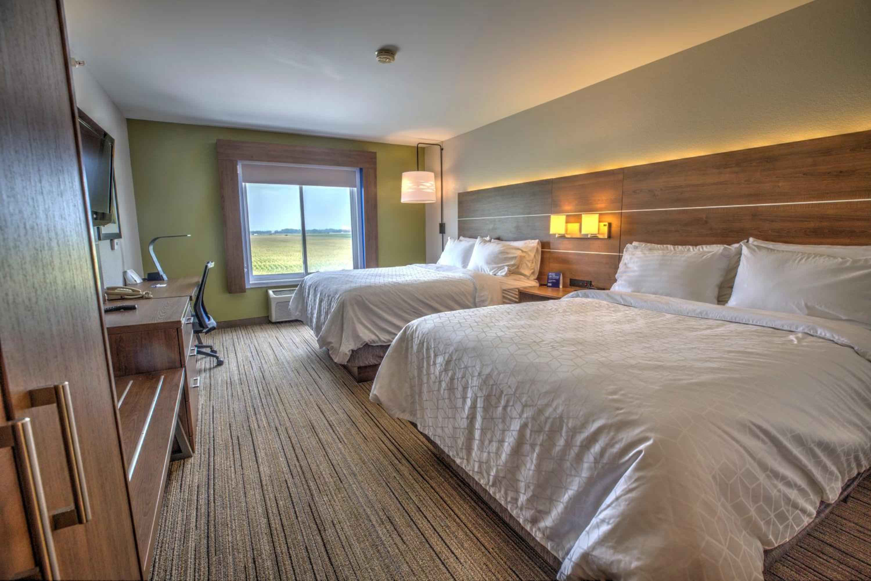 Standard Queen Room with Two Queen Beds - Communications Accessible - Photo 4