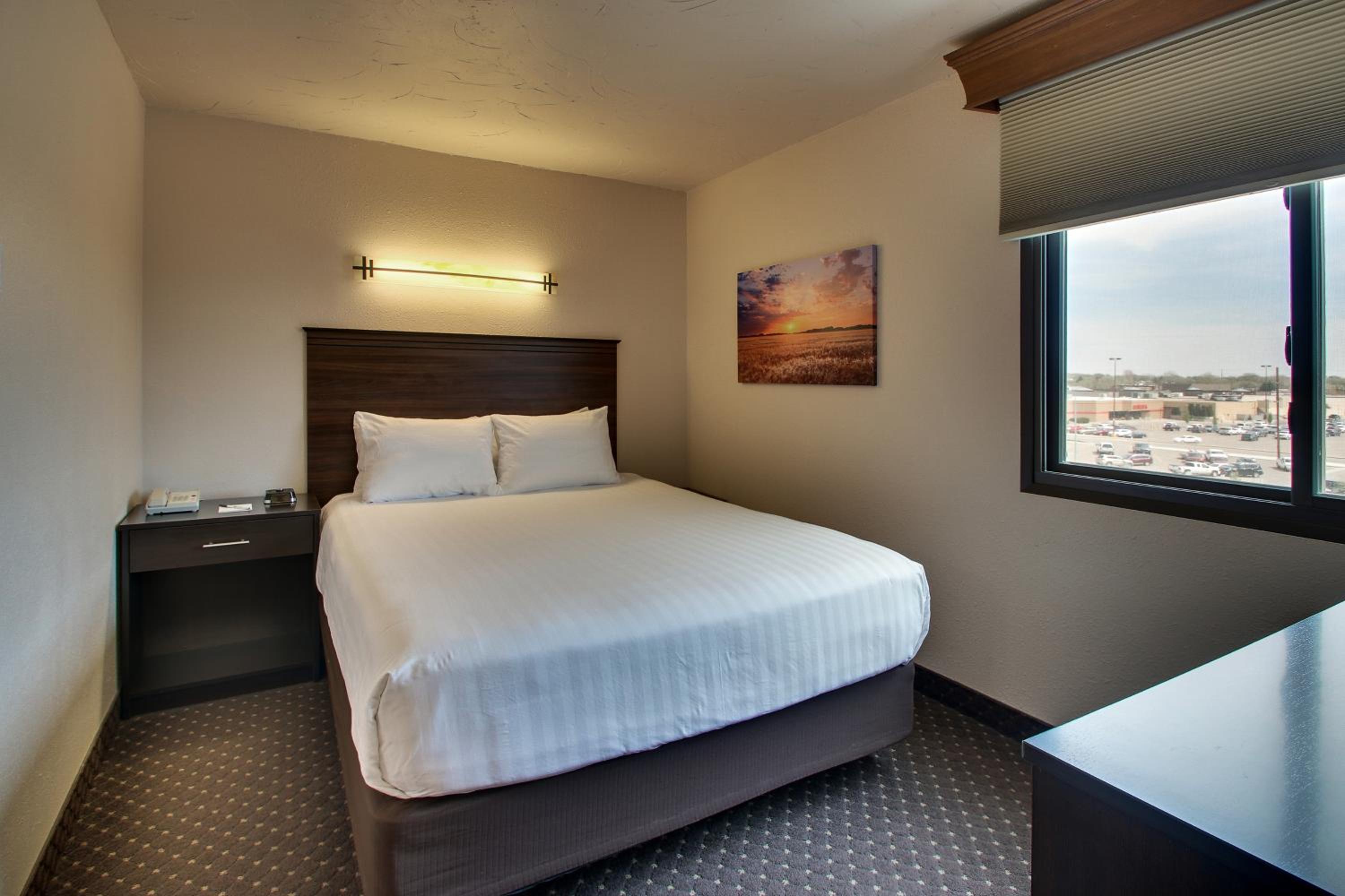 Deluxe Queen Suite - Photo 1