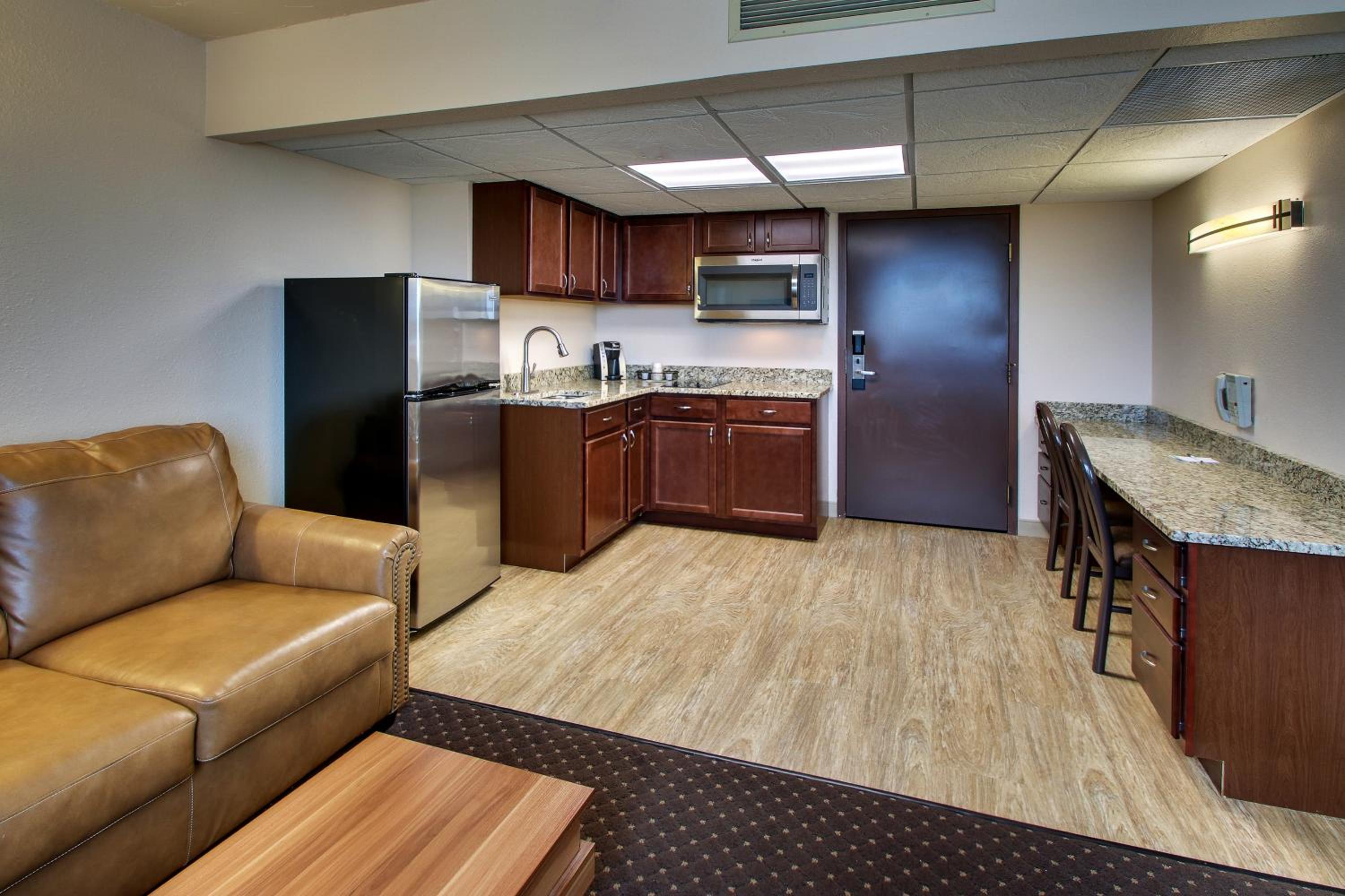 Deluxe Queen Suite - Photo 2