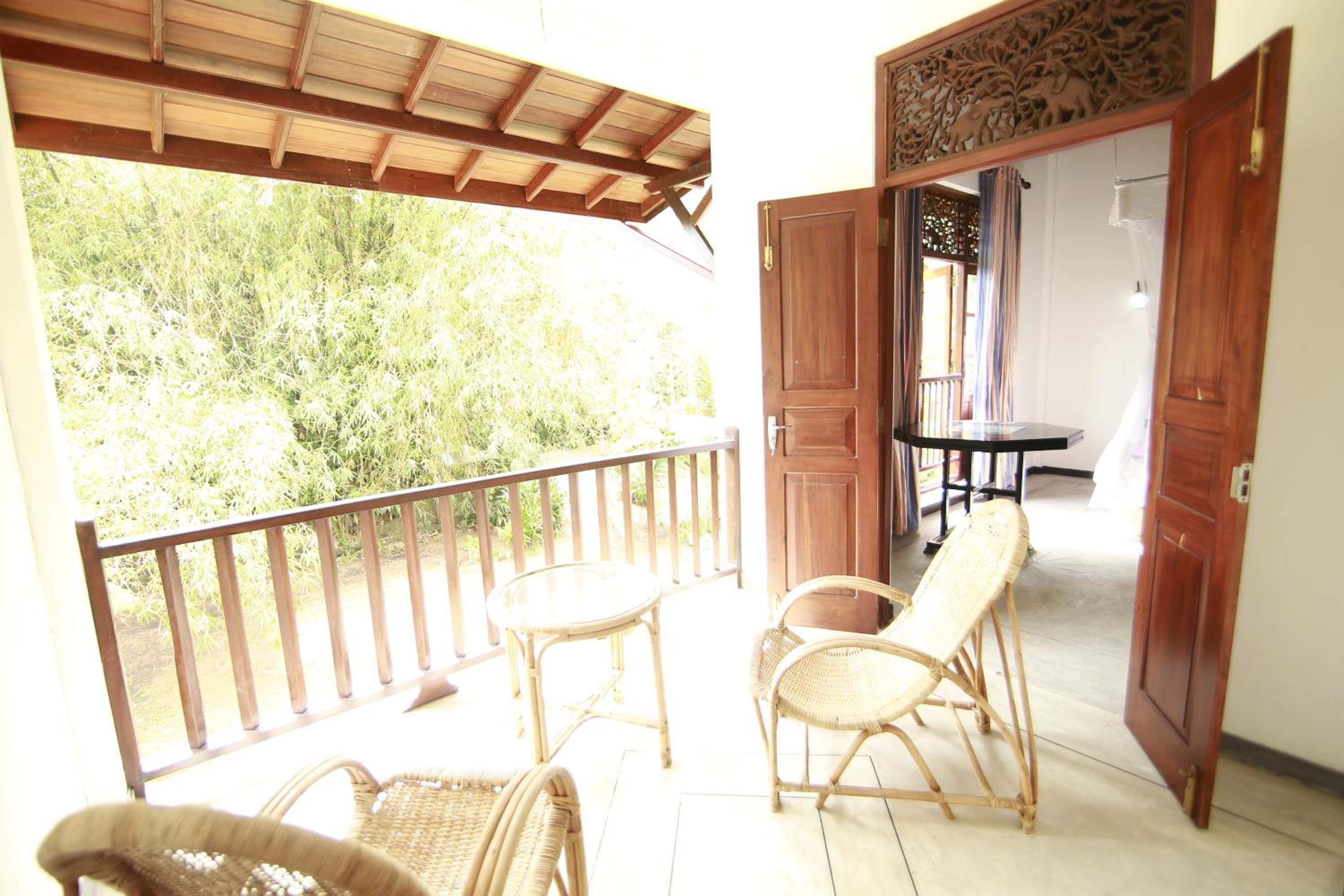 Deluxe Double Room with Balcony photo 3