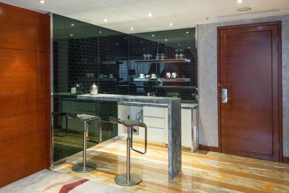 King One Bedroom with Living Room Lounge Access photo 3