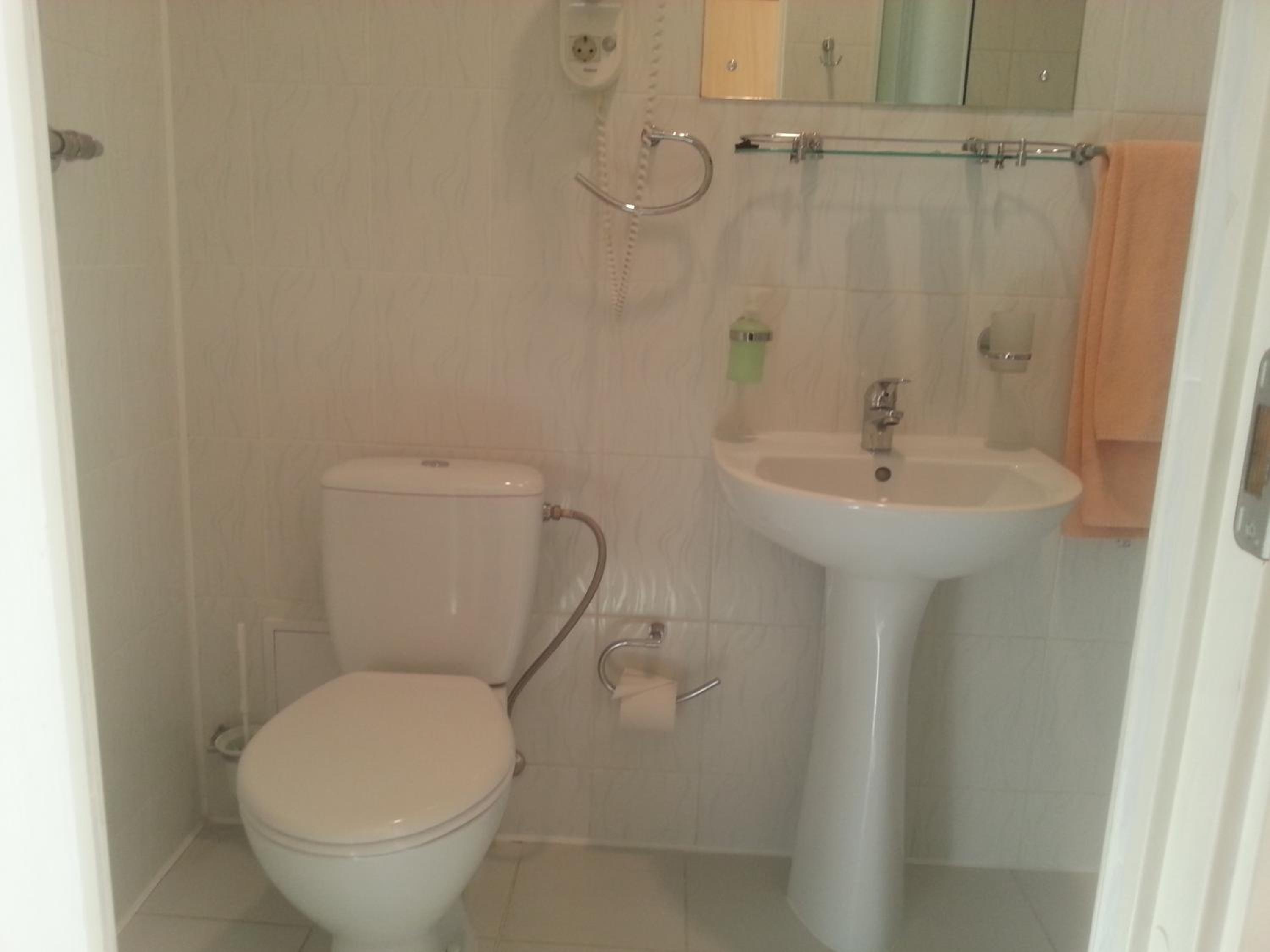 Twin Room with Private Bathroom and Gym Access