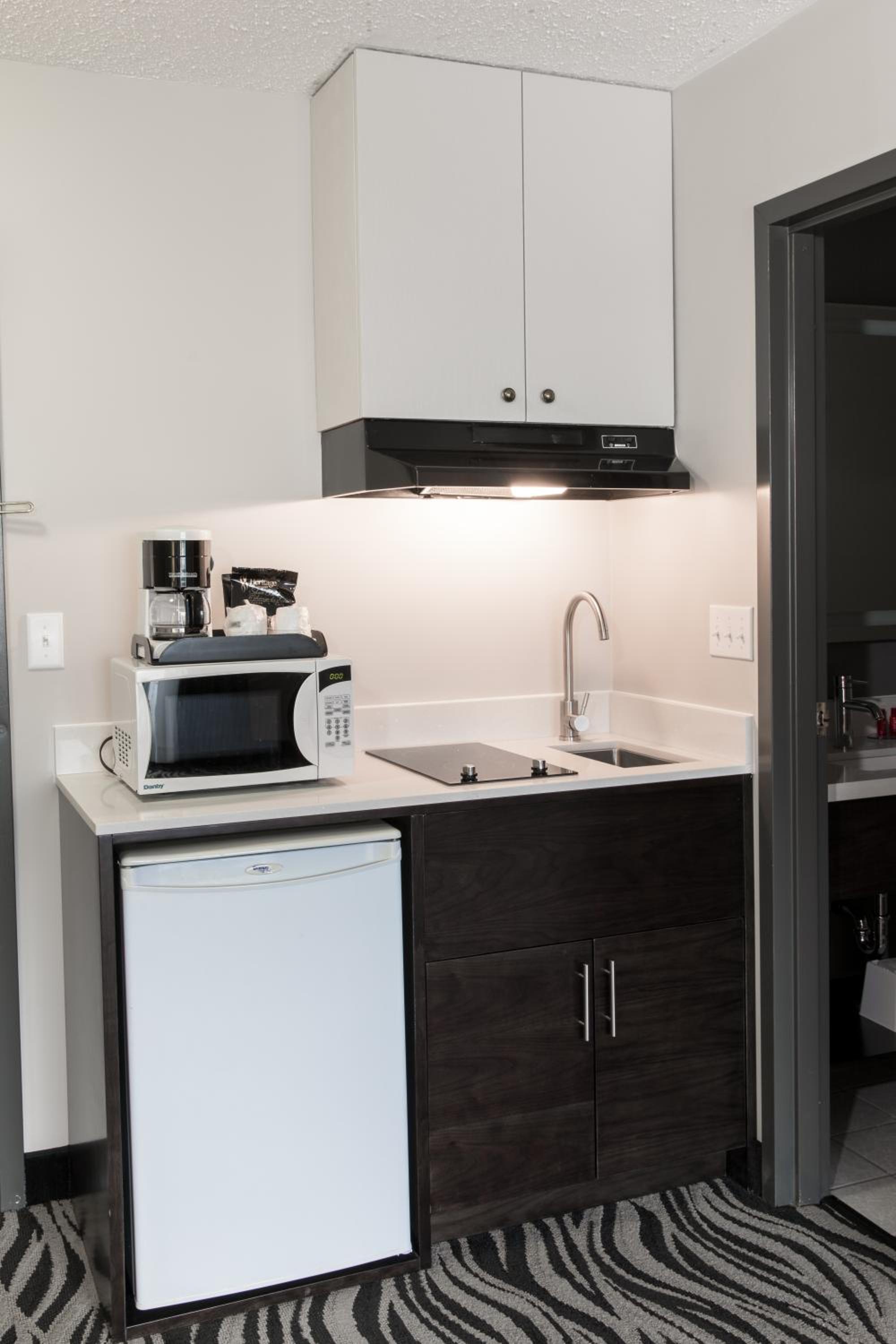 Queen Suite with Two Queen Beds and Kitchenette - Photo 12