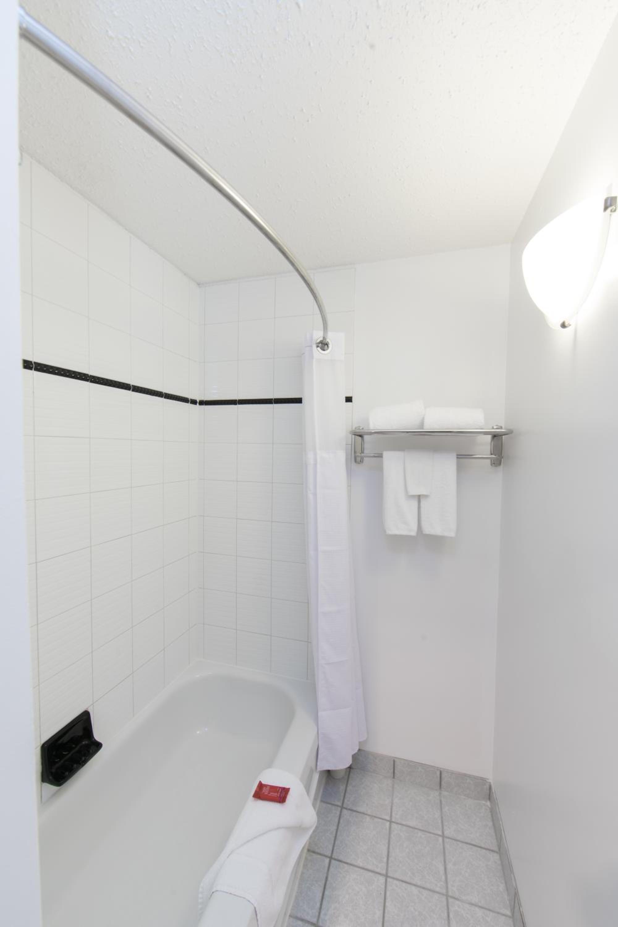 Queen Suite with Two Queen Beds and Kitchenette - Photo 15
