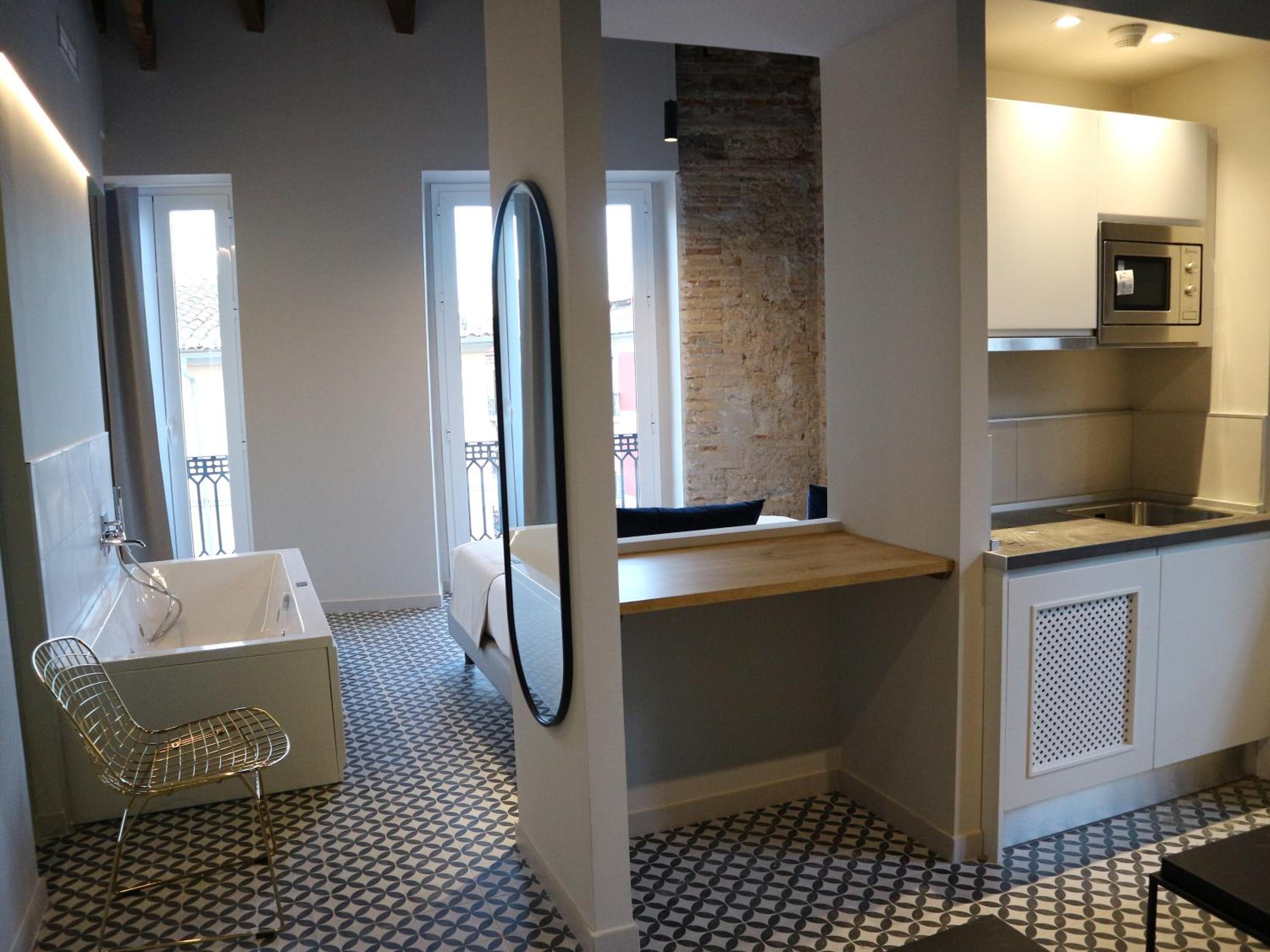 Suite with Hot Tub - Photo 3